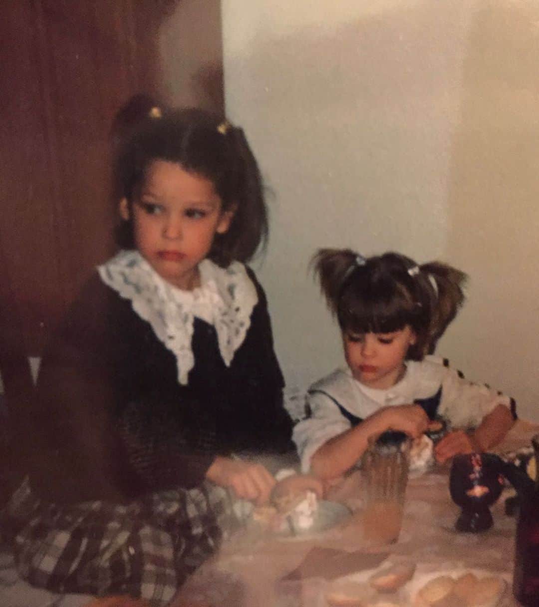 Mathilde Goehlerのインスタグラム：「Collars before the trend happened // year 1995. Ps how much does Kenya look like her auntie @sophiegoehler? 👧🏽」