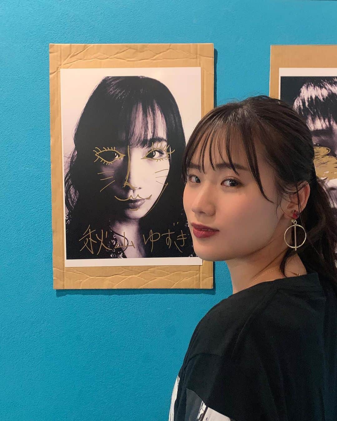 のインスタグラム：「. . アップリンク吉祥寺さんにある 落書き入り写真は 皆さんにも落書きに参加して頂けます！ 私は、【理想の顔】をイメージして 目頭切開なみに目を大きくして 鼻はクレオパトラなみに 高く描きました そしたら猫みたいになったので ヒゲも足しました。 みなさんも私の顔を華やかにしてください❣️ 、 、 #コンプライアンス #COMPLYANCE #アップリンク #アップリンク渋谷 #アップリンク吉祥寺 #映画 #映画館 #落書き」