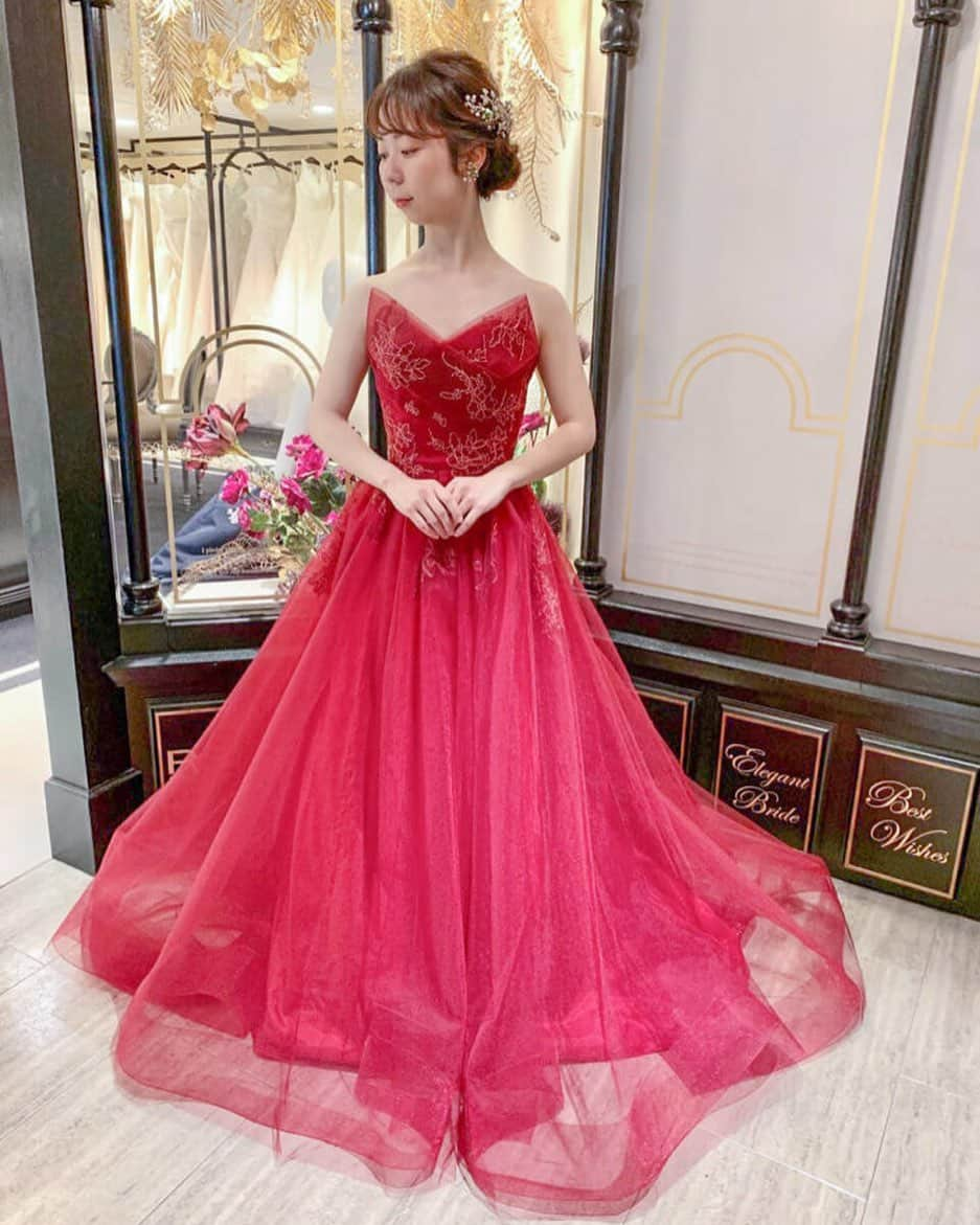 Dresses (ドレッシーズ)さんのインスタグラム写真 - (Dresses (ドレッシーズ)Instagram)「レンタル価格やご試着予約はDMにて💌すてき✨と思ったらぜひ❤をタップしてくださいね！#leafforbrides の新作カラードレス✨ *⠀ コーディネートのポイントや詳細は⠀ @dresses_weddingdressホーム画面URLからチェック👀⠀ ----------------------------------------⠀ カラードレス:04-8178 ドレスブランド: @leafforbrides⠀ イヤリング:07-8749 ヘッドアクセサリー:.05-8611 *⠀ こちらのドレスは⠀ @juno_wedding のドレスです。⠀ -----------------------------------------⠀ <お問い合わせ>⠀ 💌@dresses_weddingdress へDM⠀ 📞 0120-791-249⠀ ご試着予約やレンタル価格など、お気軽にお問い合わせください。⠀ -----------------------------------------⠀ その他の @leafforbrides のドレスは⠀ #leafforbrides_dresses よりご覧いただけます。⠀ *⠀ ----------------------------------------⠀ プレ花&卒花さまの素敵なお写真をご紹介します✨⠀ 《 #ドレッシーズ花嫁 》を付けて、投稿してくださいね💐⠀ ----------------------------------------⠀ 素敵だと思ったら、写真をダブルタップ✨ #ピンクドレス#leafforbrides #リーフフォーブライズ #お色直しドレス#暖色系ドレス#JUNO#ジュノ#ドレス迷子#ドレッシーズ#プレ花嫁#運命のドレス#運命のカラードレス #ワーキング花嫁#アラサー花嫁#30代花嫁#大人花嫁#신부# #리허설촬영  #weddingdress #bridal #新娘#婚宴#2020夏婚#2020春婚#プレ花嫁さんと繋がりたい#全国の花嫁さんと繋がりたい」2月22日 15時45分 - dresses_weddings