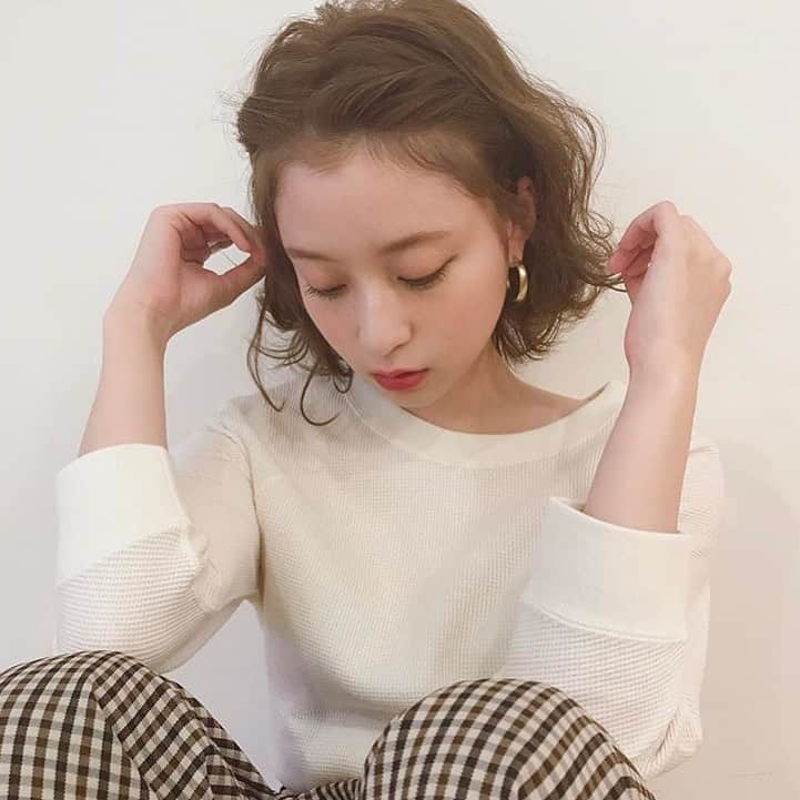 Locariのインスタグラム：「【伸ばしかけの前髪やイメチェンに♡「簡単・可愛い“前髪アレンジ”」8選】 ぜひ記事をチェックしてみてください✨  Photo by @myk.____ さん  #shooting #hairarrange #ショートアレンジ #ボブアレンジ #ヘアアレンジ」