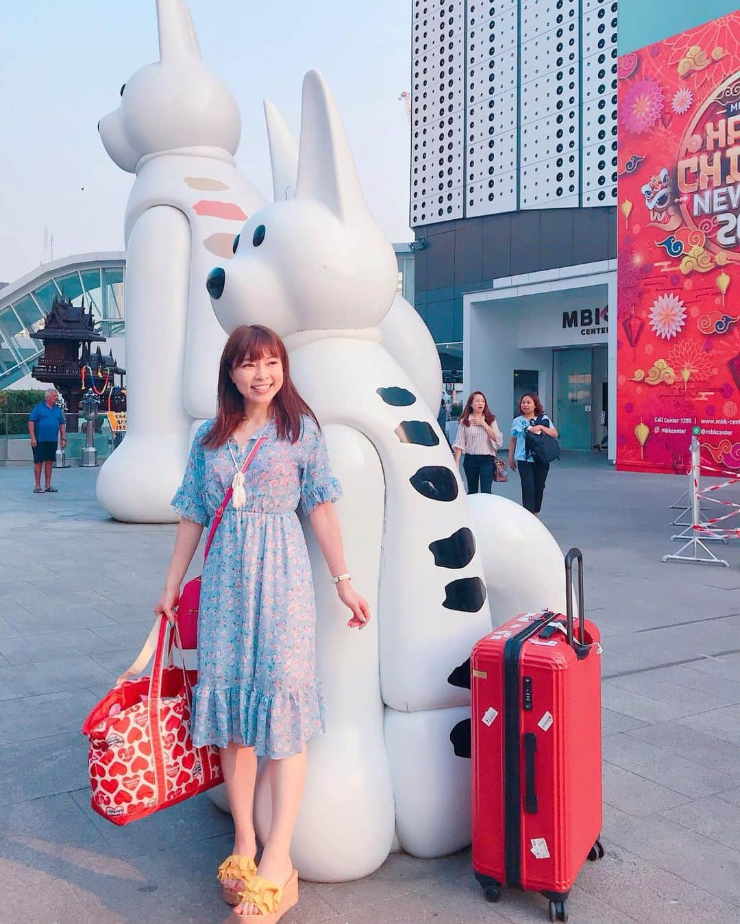 DJ MIYAさんのインスタグラム写真 - (DJ MIYAInstagram)「やっほ❤️こないだの旅の写真の続き❤️💗 バンコクに行ってきましたぁ♪「パトゥムワン プリンセス」（５star💫Pathumwan Princess Hotel)ホテルへ滞在★ . House keeper took a pic 4 me in my room while I stayed at Hotel in Bangkok, my trip is sometimes lazy and sometimes training to fitness at gym hehehe❤️💗 Thanksful to decorated for fancy flowers on the bed in the room 1stday of stay at Hotel.💗 I'm already can make a plan next trip to Bangkok. . .  連日の、35℃の気温には驚いたけど、暑いの好きだから平気〜❤️(o^^o) . .  8Fにあるpoolにも何度も行ったよーぉ💗(^ ^) . pool sideでもかなり寛げました💗 . .  @pprincesshotel  サイアムエリアの中心に位置するこのホテル。 最高の立地です。💗 巨大なMBKショッピングセンター（マーブンクロンショッピングセンター）に直結していて食事や、買い物してすぐに部屋戻れるのも嬉しい♪💗❤️ . ホテルにちゃんと、bathtabあるよー❤️(o^^o) . . .  Pathumwan Princess Hotel, Bangkok  444 MBK Center, 9th Floor, Phayathai Road, Wangmai, Pathumwan, Bangkok 10330 THAILAND . . .  #PathumwanPrincessHotel #バンコク　#バンコクホテル　#タイ旅行 #バンコク旅行　#タビジョ　#旅好き女子　#バンコク女子旅　#バンコクホテル #MBKCenter　#ラグジュアリーホテル　#観光PR #旅インスタグラマー　#東南アジア #海外旅行　#トラベラー　#旅好き　#サイアム　#サイアムパラゴン　#女子旅 #南国リゾート　#今日のコーデ　#インスタグラマー　#インフルエンサー #マイトリップmiya #たびすたぐらむ #旅したくなるフォト #旅スタグラム #旅行大好き人間 #バンコク好き」2月22日 15時48分 - dj_miya