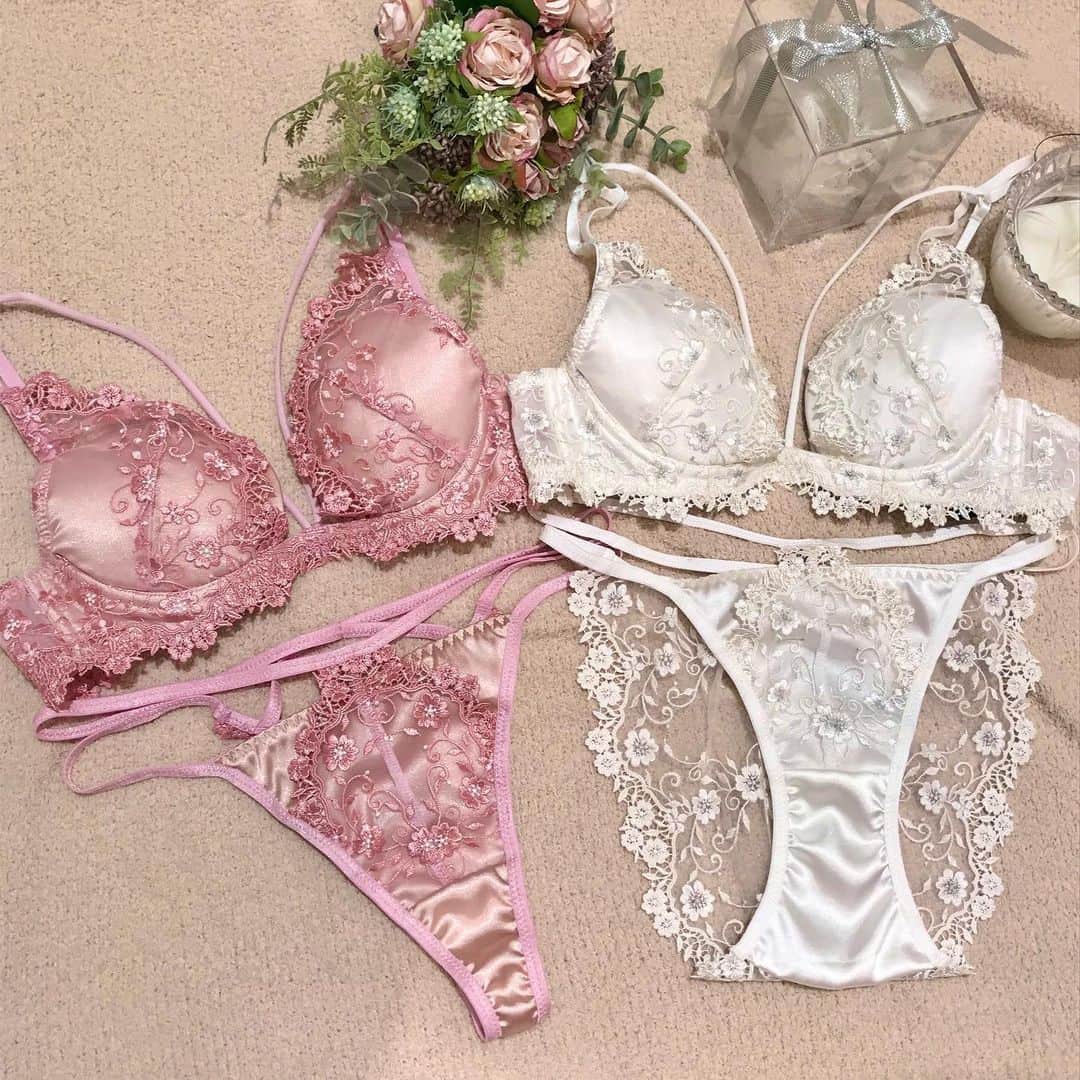 Ravijour札幌4丁目プラザ店のインスタグラム：「#onsale  人気のホットリフトの形から ハイクラスランジェリー が登場‼️ フラワークラウン ホットリフトブラセット  詳しくはTOPのURLから飛んでblogをご覧ください😉  #ravijour  #ラヴィジュール #ravijourstaff  #ravijoursappporo  #ravijourofficial  #ランジェリー  #ブラセット」