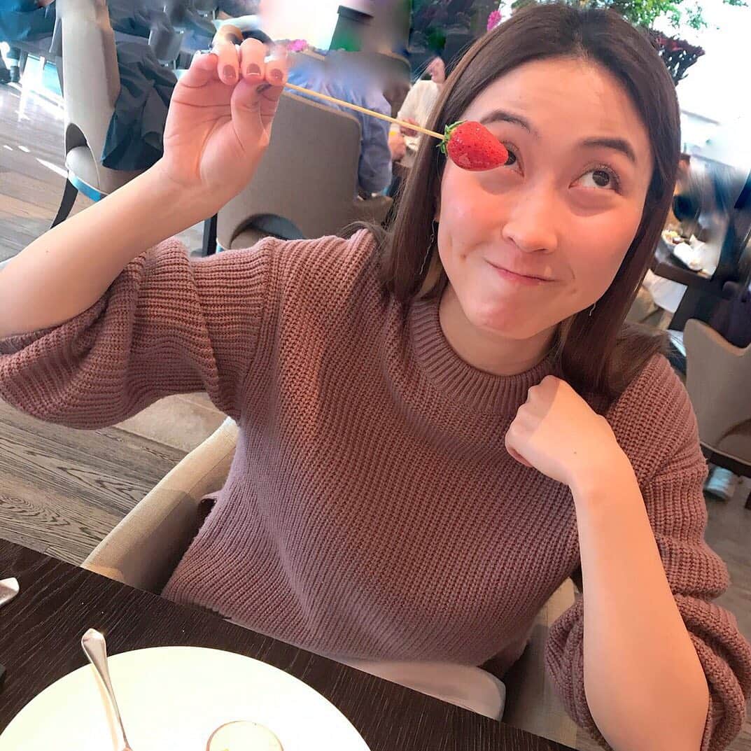 平川はる香のインスタグラム：「. 毎年この時期にふみなさんといちご食べてる気がする🤔 今年はアフタヌーンティ🍓 久々に優雅できらきらな時間だった☺︎ たまには大事。きらきら。 . . . #いちごは片目を隠すもの #afternoontea#strawberry#fourseasonshotel#フォーシーズンズホテル丸の内#いちごのアフタヌーンティー#🍓」