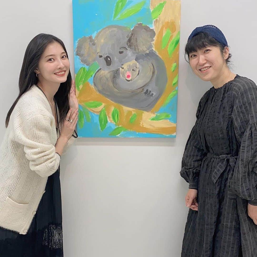 大宮エリーさんのインスタグラム写真 - (大宮エリーInstagram)「コアラと🐨 なんか可愛い子と😍コアラって 合うんだなあ、、 わたしは髪の毛ボサボサ隠しの ヘアバンド  えりちゃん、もえかちゃんは 20代。みずみずしい！ わたしが20代のころは 灰色だったから いまわたしはみずみずしくはないが すがすがしいんで いま出会えて遊べて 良かったなあ！ @erioishitokyo  @moeka_nozaki」2月22日 15時56分 - ellie_omiya