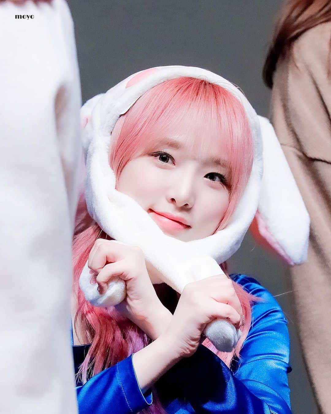 チェ・イェナのインスタグラム：「haven’t posted in such a long time so hello🥵🥵🥵🥵 ➸ 200221 dongja art hall fansign | © moyo tags :: 💌 #choiyena #yena #izone #izonegroup #produce #produce48 #mnet #mnetofficial #kpop #gg #girlgroup #fff #lfl #kpopfff #kpoplfl #kpopexlikes #exlikes #kpopsfs #sfs #naekkoya #nekkoya #pickme #korea #japan #프로듀스48 #프로듀스 #최예나」