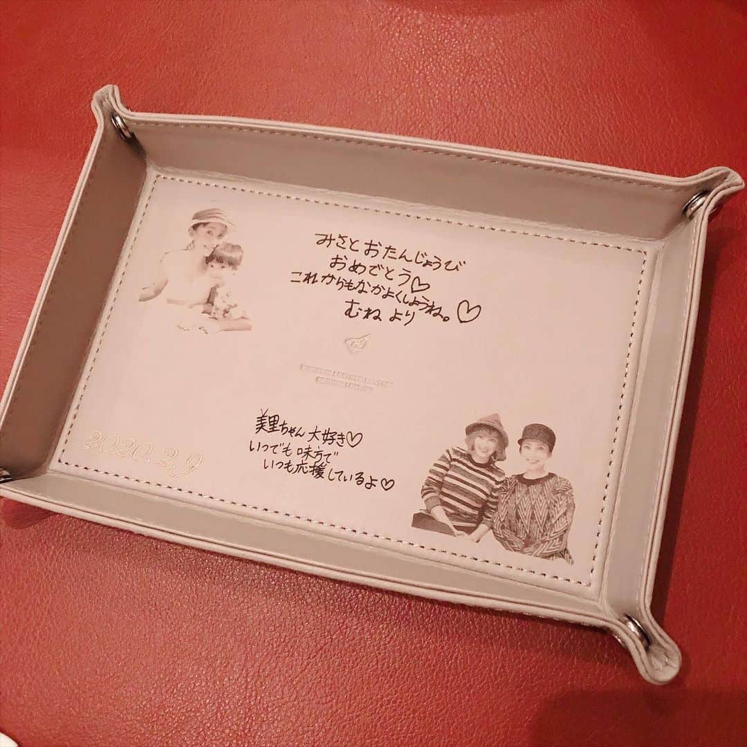 田中美里のインスタグラム：「映画観てくれただけでも充分嬉しいのに、その後、お誕生日会してくれました。 まりやちゃんとムネくんからは写真がプリントされた革のトレーを。 舞台の楽屋の必需品なのです。 大切に使うね。 まりやちゃんが選んでくれたお店は味も美味しくて、お店の方もとっても素敵でした。  もはや家族だと思っている2人。いつもありがとう。  棚ちゃんからも素敵なストールをいただきました。  2月も後半なのに、まだお誕生日気分にさせてもらえて嬉しいです。  3月はまりやちゃんのお誕生日。楽しみだなぁ。  #お誕生日の余韻 #お誕生日プレゼント #メッセージ付きトレー #大好き #ありがとう #山田まりや　ちゃん #ムネくん #棚ちゃん #ありがとう  #イヤリングは京子ちゃんからのプレゼント」
