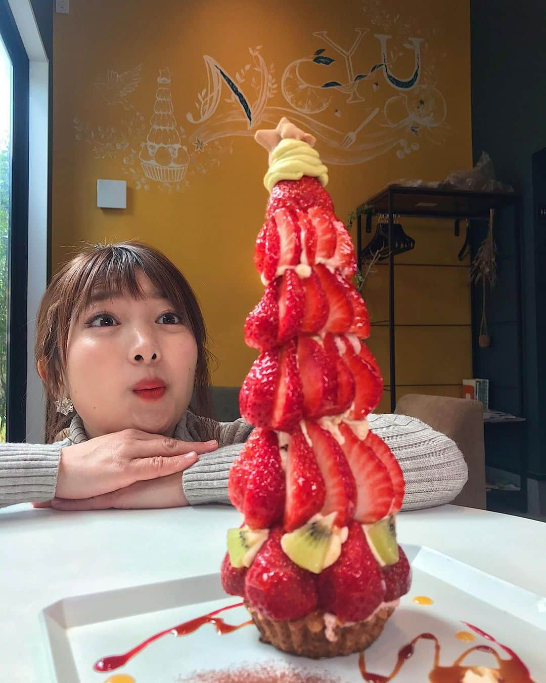 のインスタグラム：「. . バリはやで取材した、 NOYUさんのオニモリ博多あまおうタワータルト🍓 選び抜かれた美味しいあまおう苺の甘さとほどよい酸味がしっかり引き立っていて、中のピスタチオやきな粉のあっさりしたクリームがまろやかさをプラスしとります。下のタルトは香ばしくて甘さ控えめ。 計算しつくされている… . しかもまるで五重塔を思わせるこのタワー。 ぜひ世界遺産にいかがですか！🌏」