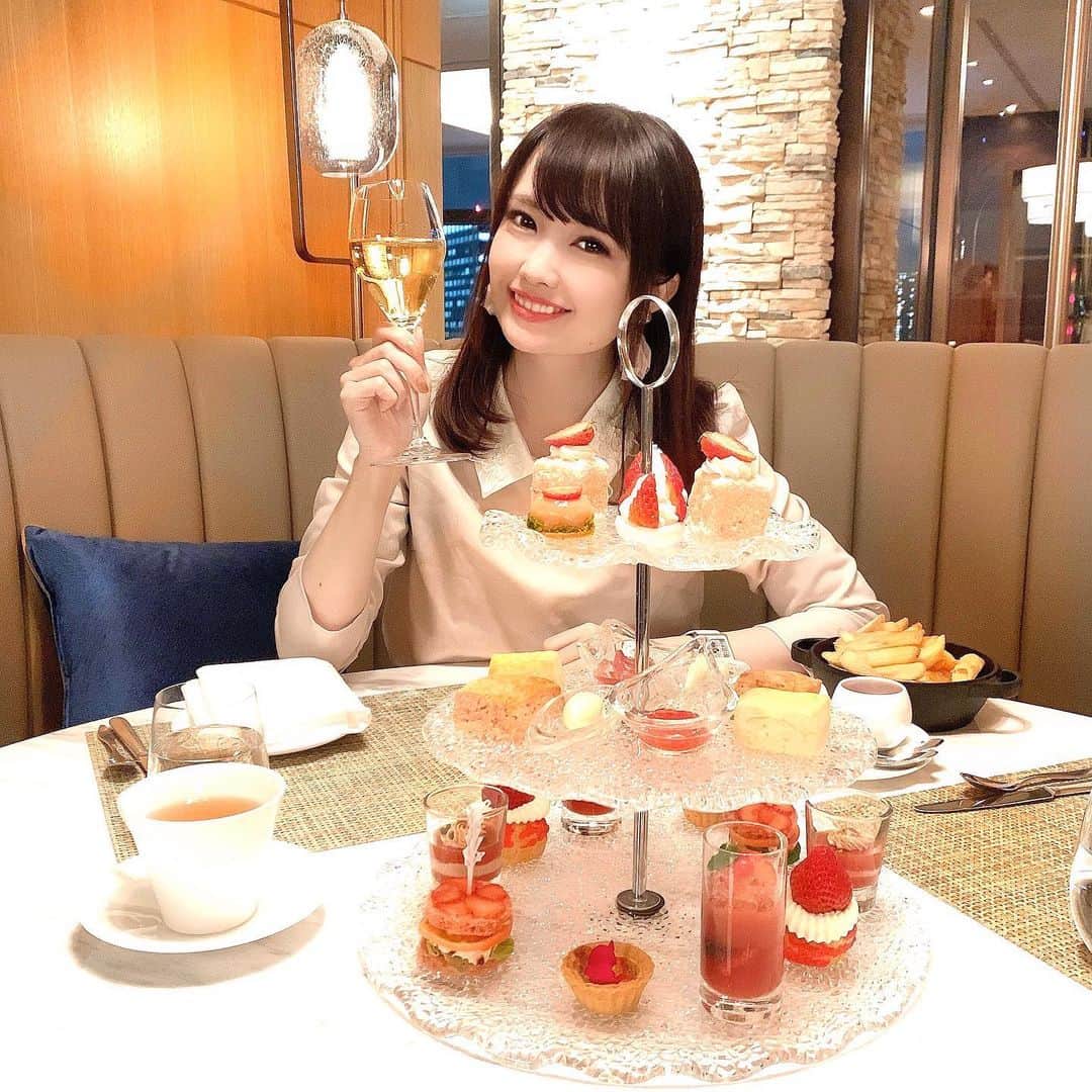 浅井麻里さんのインスタグラム写真 - (浅井麻里Instagram)「🍓🍰﻿ ﻿ この前初めて、﻿ ナイトアフタヌーンティーへ❤️🍰﻿ ﻿ ストリングスホテル東京インターコンチネンタル🏨﻿ @strings_ic﻿ ﻿ 2/28まで開催されてる、﻿ ストロベリーアフタヌーンティー🍓💕﻿ 平日の夜限定🌙のナイトアフタヌーンティーは﻿ 日中とはまた違うロマンティックな特別感✨🥂﻿ ﻿ いちごたっぷりのスイーツは見た目も可愛いし﻿ 上品な甘さでとっても美味しい❤️﻿ しかもトリュフ風味のポテトもついてて、﻿ 塩っけがちょうどよくてバランス最高❤️😍﻿ ﻿ 紅茶やフレーバーティー、ホットチョコレートなど﻿ ドリンク20種類以上あってどれから飲むか﻿ すごく迷っちゃうくらい魅力的☕️💕﻿ しかも！ドリンクだけじゃなく、﻿ シャンパンも飲み放題なの！🥂😳﻿ 優雅な時間…✨✨﻿ ﻿ 仕事終わりの大人女子にぴったりな、﻿ 贅沢＆癒しのナイトアフタヌーンティー🍰﻿ ﻿ ちなみに、3/2〜は、﻿ 桜いちごアフタヌーンティーになるみたい🌸﻿ そっちも気になる…🤤💕﻿ ﻿ ﻿ #アフタヌーンティー#ストリングスホテル東京インターコンチネンタル#大人女子会#ホテル#いちごスイーツ#ストロベリーアフタヌーンティー#グルジョ#アフタヌーンティーセット#afternoontea」2月22日 16時04分 - mari_asai_625