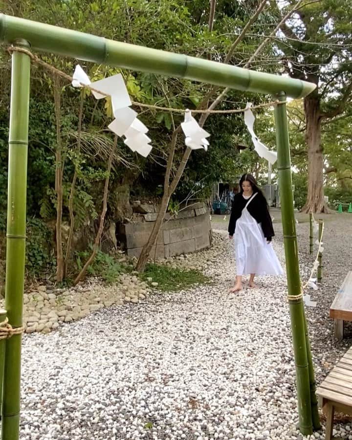 江田友莉亜のインスタグラム：「はだしの道👣  一周廻りて無垢となり 二周廻りて気を入れて 三周廻りて気を満たす  足が激痛でした🥺👣でもスッキリ。 #玉前神社」