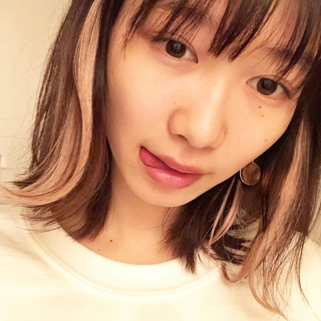 岡本夏美さんのインスタグラム写真 - (岡本夏美Instagram)「. プライベートの写真 最近載せれてなかったので。 久々にSNSやりますね岡本。  実はお正月休みは、 初インナーカラーエクステ付けてたんです ㊙︎ 髪を切ったことも まだ内緒だったので、思う存分楽しんでおりました㊙︎㊙︎ @allyshairaoyama  @allys_waji」2月22日 16時20分 - okamoto_natsumi
