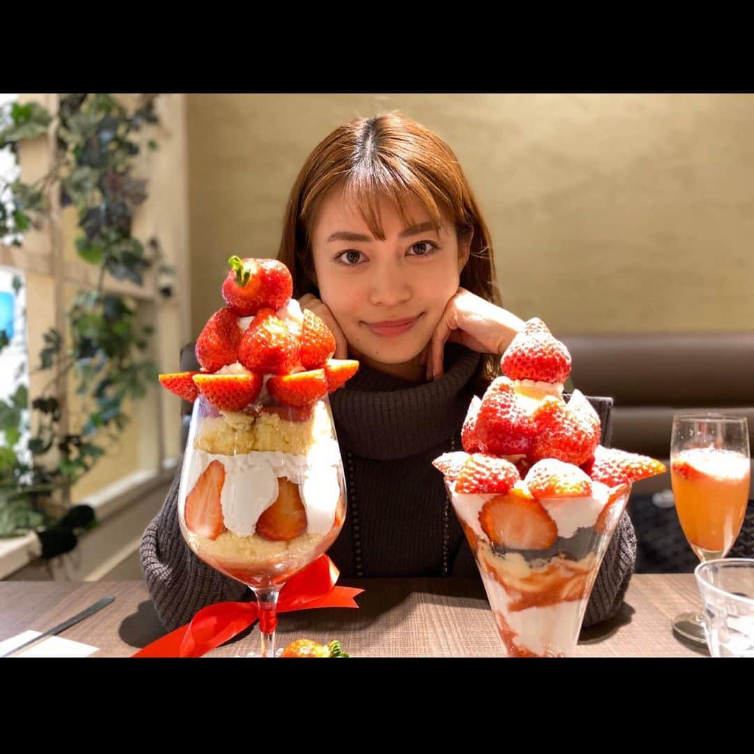 沖玲奈さんのインスタグラム写真 - (沖玲奈Instagram)「今年も花粉で消耗しておりますがこの間の福岡旅行の写真を✈️🍓完全に食い倒れでした。。下関の #唐戸市場 にも初めて行って、お寿司の種類と値段にびっくり🍣 現地で行ったお店は #餃子のラスベガス #女と味噌汁 #いろは #万 #つどい #稚加榮 #赤のれん #キャンベルアーリー ←破壊力のあるいちごパフェとカクテルの真顔の写真はもはやネタですwメルヘン。。笑 . 少しずつ食べながら名店をはしご出来ました！ 事前におすすめのお店を教えて頂き感謝😭😭✨聞いたお店を出来る限り回ろうと詰め込んでたけどそれでも行き足りず🤣機会があればまた行きたいな🤗✨とにかく食べすぎたので引き続きトレーニング頑張ります。。リカバリー難しいww #花粉症 #九州 #福岡 #福岡旅行 #食い倒れ #workout #ランニング #running #ご当地ラン #halfmarathon #strava」2月22日 16時22分 - reinaoki2508