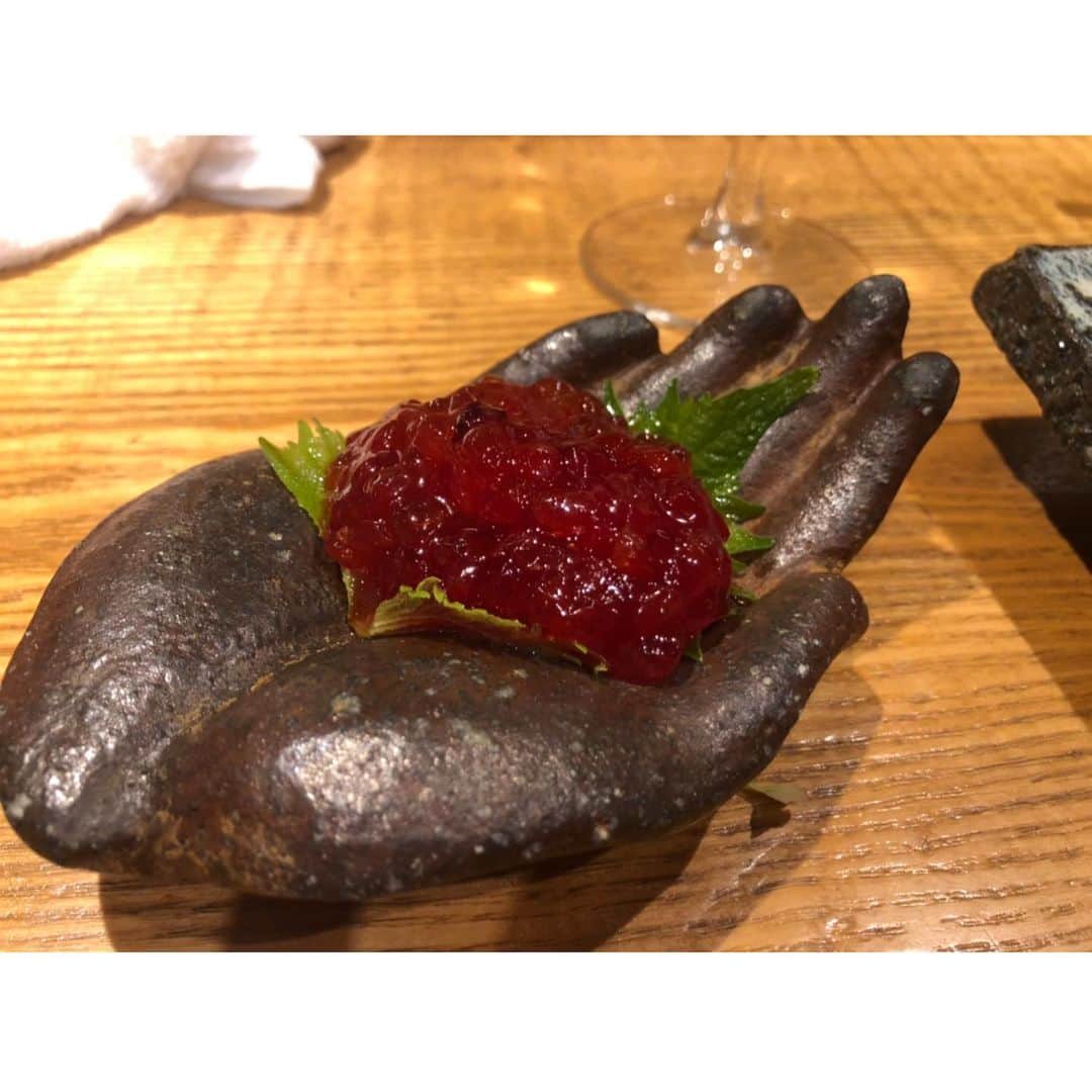 沖玲奈さんのインスタグラム写真 - (沖玲奈Instagram)「今年も花粉で消耗しておりますがこの間の福岡旅行の写真を✈️🍓完全に食い倒れでした。。下関の #唐戸市場 にも初めて行って、お寿司の種類と値段にびっくり🍣 現地で行ったお店は #餃子のラスベガス #女と味噌汁 #いろは #万 #つどい #稚加榮 #赤のれん #キャンベルアーリー ←破壊力のあるいちごパフェとカクテルの真顔の写真はもはやネタですwメルヘン。。笑 . 少しずつ食べながら名店をはしご出来ました！ 事前におすすめのお店を教えて頂き感謝😭😭✨聞いたお店を出来る限り回ろうと詰め込んでたけどそれでも行き足りず🤣機会があればまた行きたいな🤗✨とにかく食べすぎたので引き続きトレーニング頑張ります。。リカバリー難しいww #花粉症 #九州 #福岡 #福岡旅行 #食い倒れ #workout #ランニング #running #ご当地ラン #halfmarathon #strava」2月22日 16時22分 - reinaoki2508