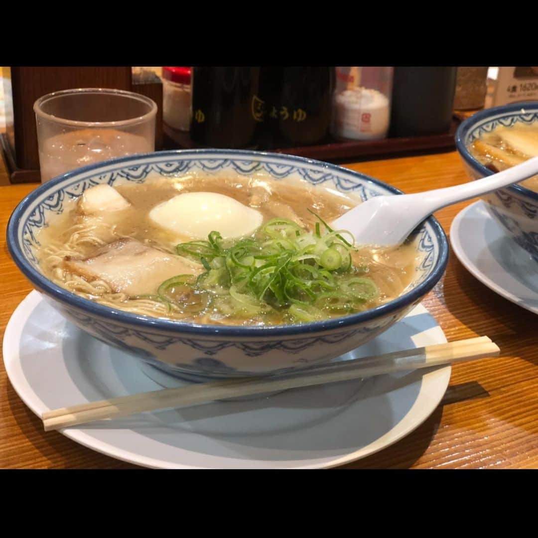 沖玲奈さんのインスタグラム写真 - (沖玲奈Instagram)「今年も花粉で消耗しておりますがこの間の福岡旅行の写真を✈️🍓完全に食い倒れでした。。下関の #唐戸市場 にも初めて行って、お寿司の種類と値段にびっくり🍣 現地で行ったお店は #餃子のラスベガス #女と味噌汁 #いろは #万 #つどい #稚加榮 #赤のれん #キャンベルアーリー ←破壊力のあるいちごパフェとカクテルの真顔の写真はもはやネタですwメルヘン。。笑 . 少しずつ食べながら名店をはしご出来ました！ 事前におすすめのお店を教えて頂き感謝😭😭✨聞いたお店を出来る限り回ろうと詰め込んでたけどそれでも行き足りず🤣機会があればまた行きたいな🤗✨とにかく食べすぎたので引き続きトレーニング頑張ります。。リカバリー難しいww #花粉症 #九州 #福岡 #福岡旅行 #食い倒れ #workout #ランニング #running #ご当地ラン #halfmarathon #strava」2月22日 16時22分 - reinaoki2508