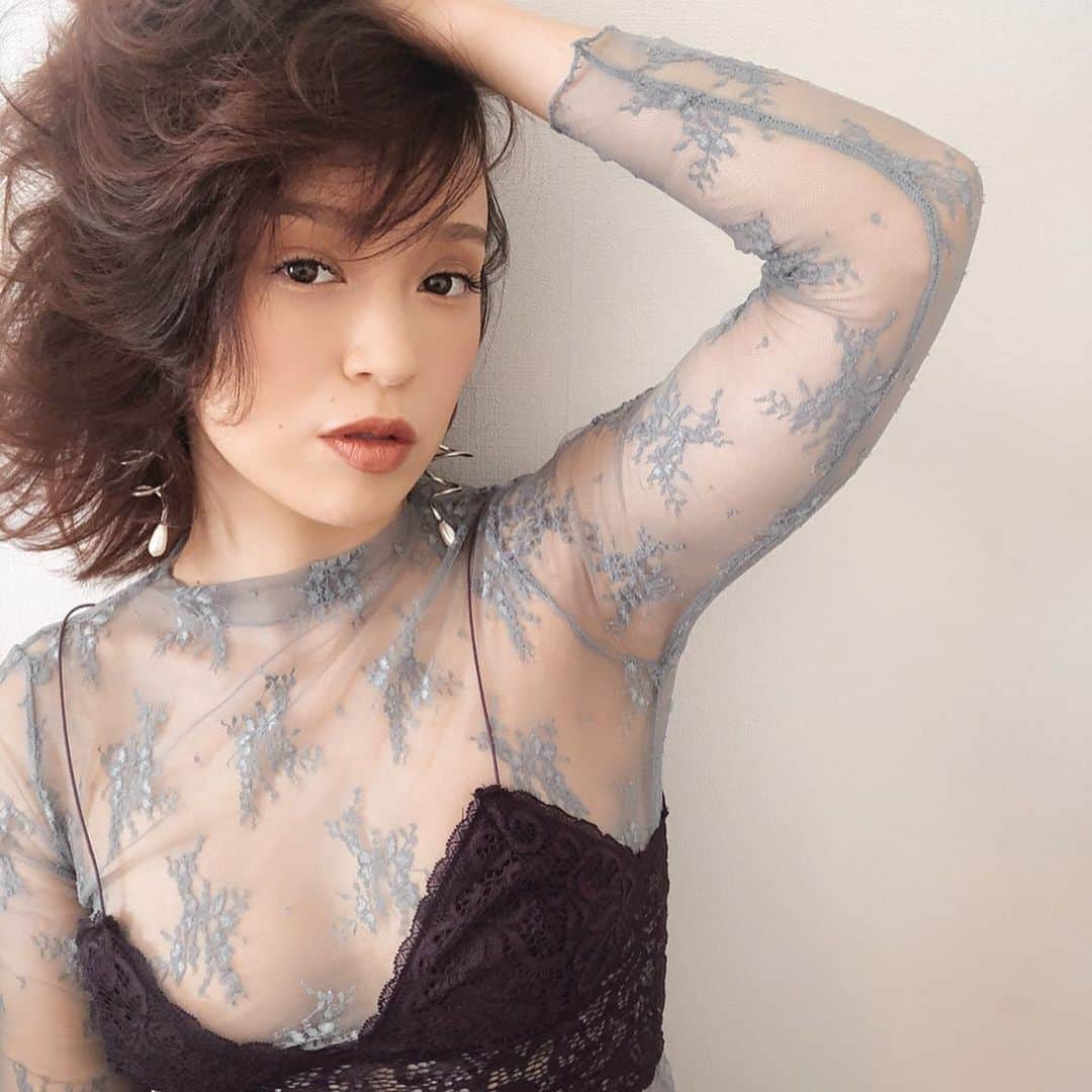 Soweluのインスタグラム：「おばあちゃんの介護の事とかでしばらくオシャレとかしたいって気持ちになれてなかったんだけど、久しぶりに女っぽいコーディネートに💄してみました🌙 やっぱりオシャレすると楽しいね☺️ どこも出かけてないけどw ・ ・ マツエクも久しぶりにメンテナンス出来て🙏 @eyeroom_mira  でキレイにしてもらって 本当元気になりました✨ ミラちゃんありがとう💛 ・ ・ 💄は去年バースデーライブでファンの方からいただいたもの！ しかも男性から👀素晴らセンス👏 Thankyou!!🙏✨ ・ ・ Vintage Clothes: @bed_boutique  Earrings: @un3d_official  Love it💛💜 ・ ・ #lovevintage  #lovemakeup  #refresh  #ysl💄」