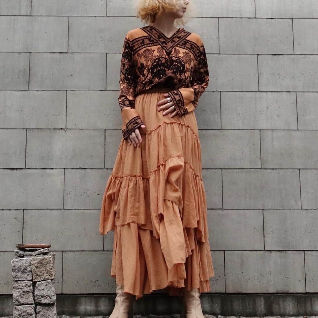 nanako itoのインスタグラム：「@casa_fline のスカート。 いろんな長さが重なっていて裾のザクザク感がかわいい☄️☄️ . #casafline」