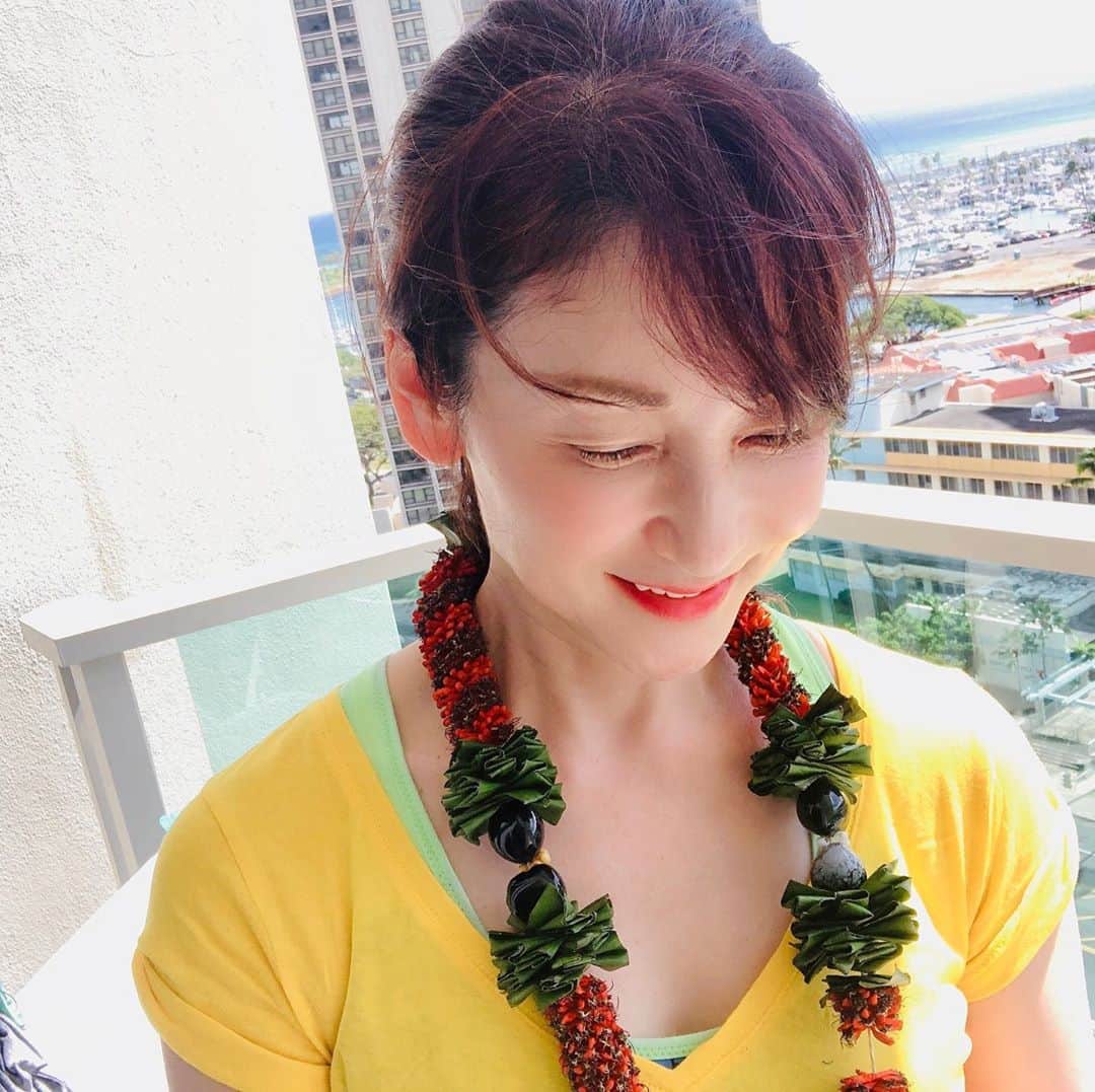 金田久美子さんのインスタグラム写真 - (金田久美子Instagram)「ハワイ滞在中に夫の誕生日を皆さんにお祝いしていただきました。 コアの木のジュエリーボックスと素敵なレイ✨ ありがとうございます！ #精霊の宿る木  #コアウッド  #コアの木  #素敵なレイをありがとう  #誕生日祝い」2月22日 16時53分 - kumiko_kaneda