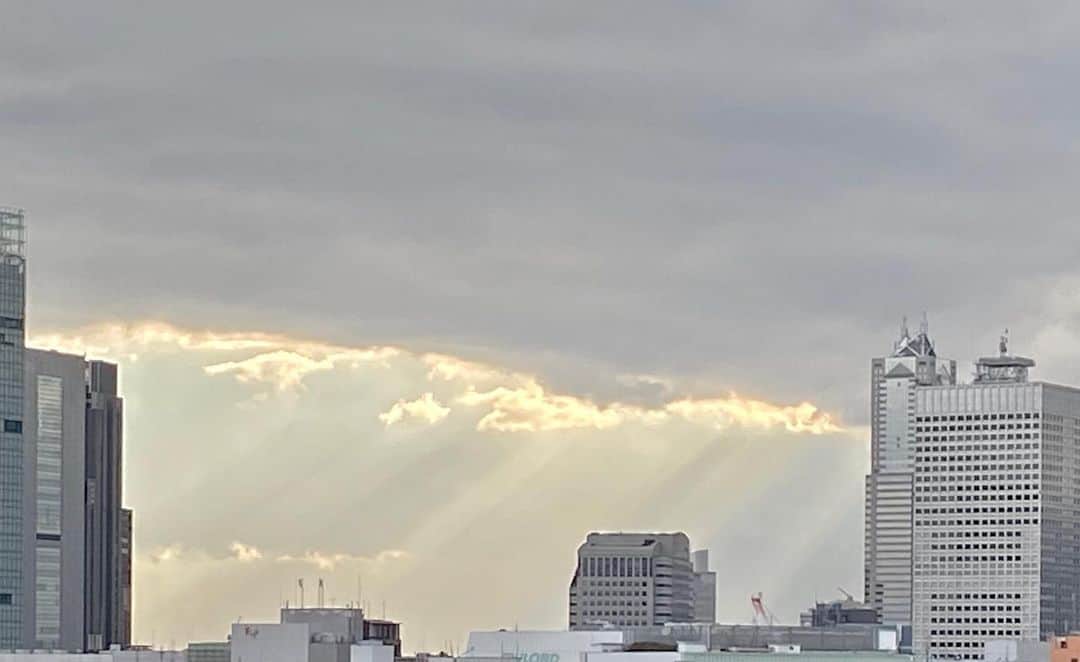 遠藤憲一さんのインスタグラム写真 - (遠藤憲一Instagram)「遠藤です。 曇っていても空は面白いな。 天使の階段と言うらしいよ。」2月22日 16時53分 - enken.enstower
