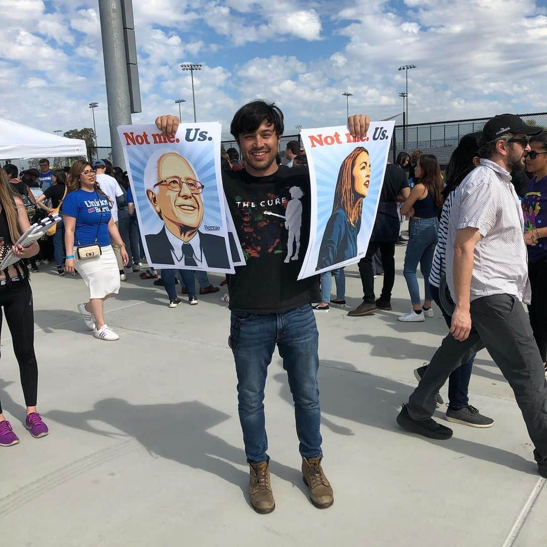 ヤニ・ゲルマンのインスタグラム：「what a thrill it was to witness @berniesanders speak in Santa Ana today! such an amazing, diverse crowd with such incredible energy & spirit. really hard to describe what it feels like to stand in the middle of such a big group cheering their hearts and souls out for such positive ideals. I leave feeling so inspired and emboldened for the great challenges ahead. Go, Bernie, go! @aoc @ilhanmn @officialnaomiklein @rashidatlaib @michaelfmoore @killermike @arianagrande @brothercornelwest @catpowerofficial @sunrisemvmt @markruffalo @thestrokes #bernie #2020 #notmeus」