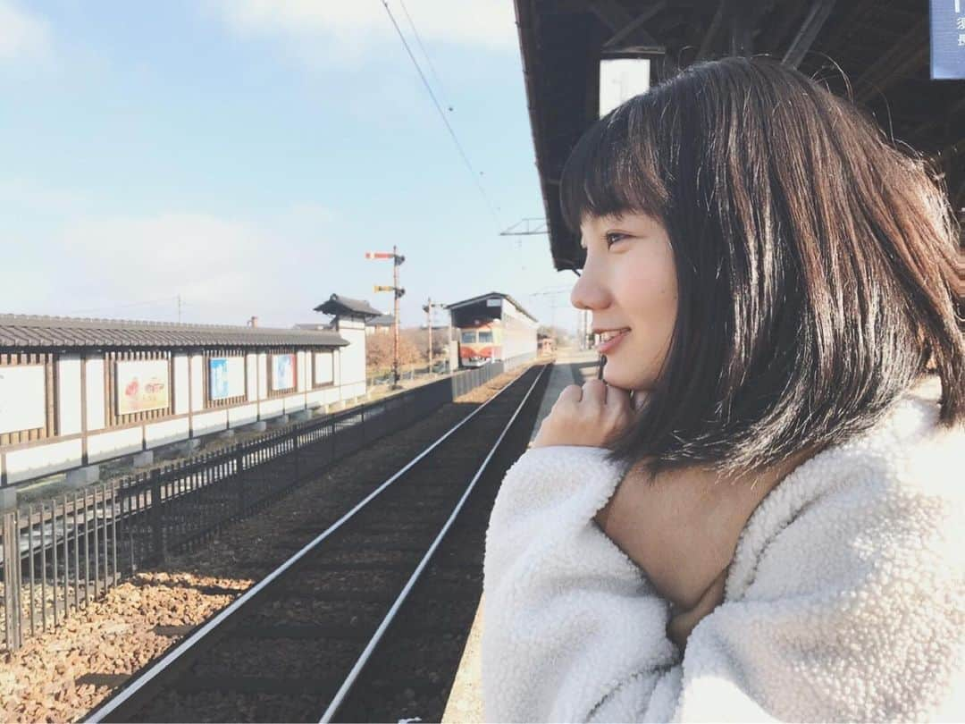 山崎丹奈のインスタグラム：「＊ お仕事したい。芝居がしたい。 写真を撮られたい。メイク勉強したい。 身体を動かせるようになりたい。 映画も舞台ももっとたくさん観たい。 本は買ったまま山積みになってる。 いろんな人に会って話したい。学びたい。 口にしたことは行動に移そう。 日々の生活はしっかりと。 はあ、時間は有限なんだ」