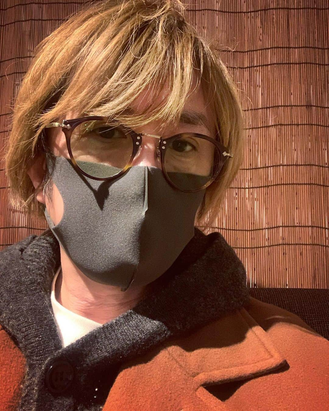 井上慎二郎さんのインスタグラム写真 - (井上慎二郎Instagram)「ほとんど人混み行かないので切実なのは杉の野郎の襲来なわけですが、入手困難な中昨日頂き物がありまして、今まで抵抗があって避けていた白くないマスクを生まれて初めて（笑）つけました。 これ、フィット感といい通気性といいとても良いですね。 眼鏡が曇りにくいのが何より良い！ 入手出来ればの話ですが…。 #pittamask #芸能人ぶってるわけではない」2月22日 16時59分 - shinjiroh_inoue