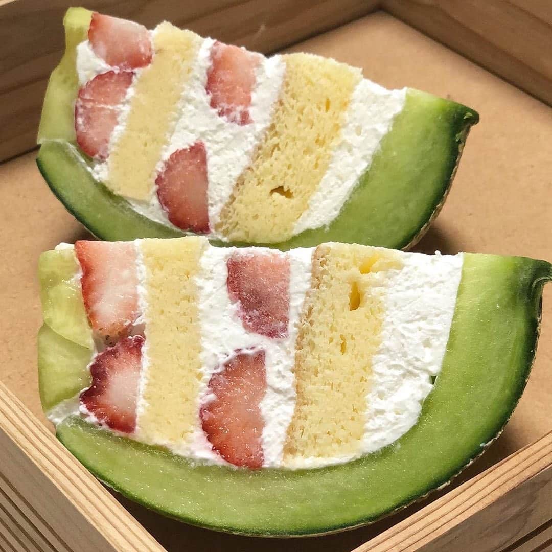 のインスタグラム：「「メロンボックススペシャル苺のショートケーキ」﻿ リポスト✒︎目を惹くスイーツ達の宝庫、BON CAFEさんのメロンボックススペシャル苺のショートケーキ🍈🍰﻿ ﻿ 丸ごとメロンの中から現れたのは…なんとショートケーキ⁉️🍰驚きと喜びの声が聞こえてきそうですね🗣✨﻿ ﻿ メロンが器とは、なんとも贅沢ですね🤤🍈断面も美しいです💯👏🏻﻿ ﻿ お祝い事やイベントにもピッタリな豪華さ✨盛り上がること間違いなしですね😎🎉﻿ ﻿ @n.s.z.k さん、#ナゴレコ ありがとうございます⭕️﻿ ﻿ Repost @n.s.z.k ・・・﻿ ﻿ 幸せのメロンボックス🎁🍈﻿ ・﻿ ボンカフェ栄店﻿ ★★★🍃﻿ @boncafe_sakae ・﻿ 栄にあるボンカフェさん﻿ たまに立ち寄る落ち着くカフェ。﻿ 新作スイーツの先行予約で﻿ ⭐️メロンボックススペシャル苺の﻿ ショートケーキ﻿ をゲットしました！楽しみにしていた﻿ メロンのケーキ♡﻿ 縦に上手に切ると美しい断面！﻿ 生クリームは自家製天使のクリーム👼﻿ メロンも苺も甘くて美味しい。﻿ 小ぶりのメロン。﻿ ・﻿ ﻿ お値段は時価ですが﻿ 4、5人前で3000円〜4000円﻿ 6、7人前で4000円〜5000円﻿ だそうです。﻿ 今日は試作で少しだけ、お値打ちに。﻿ 笑﻿ お安くはないのでサプライズや﻿ お誕生日パーティー行事なんかにいいかな。﻿ 美味しかったです！﻿ ごちそうさまでした♡﻿ ・」