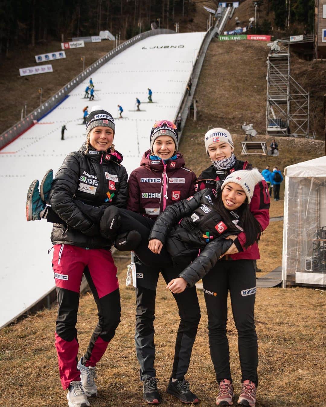 マーレン・ルンビのインスタグラム：「Team comp. at 11.30😃 #Ljubno #fisskijumping @ljubno2020 📸: @alexhennfoto」