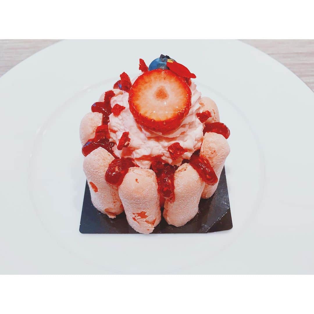 潘めぐみさんのインスタグラム写真 - (潘めぐみInstagram)「🍓 女子力 🍓 . いやね、お食事の優待券があったからさ。← . まあ、私には、右手ちゃん（from.ブブキ・ブランキ）にしか見えないんだけどさ！ . #tokyo #銀座 #三越 #銀座三越 #cake #bonbonheur #french #dessert #ブブキブランキ #右手ちゃん」2月22日 17時14分 - han_meg_han