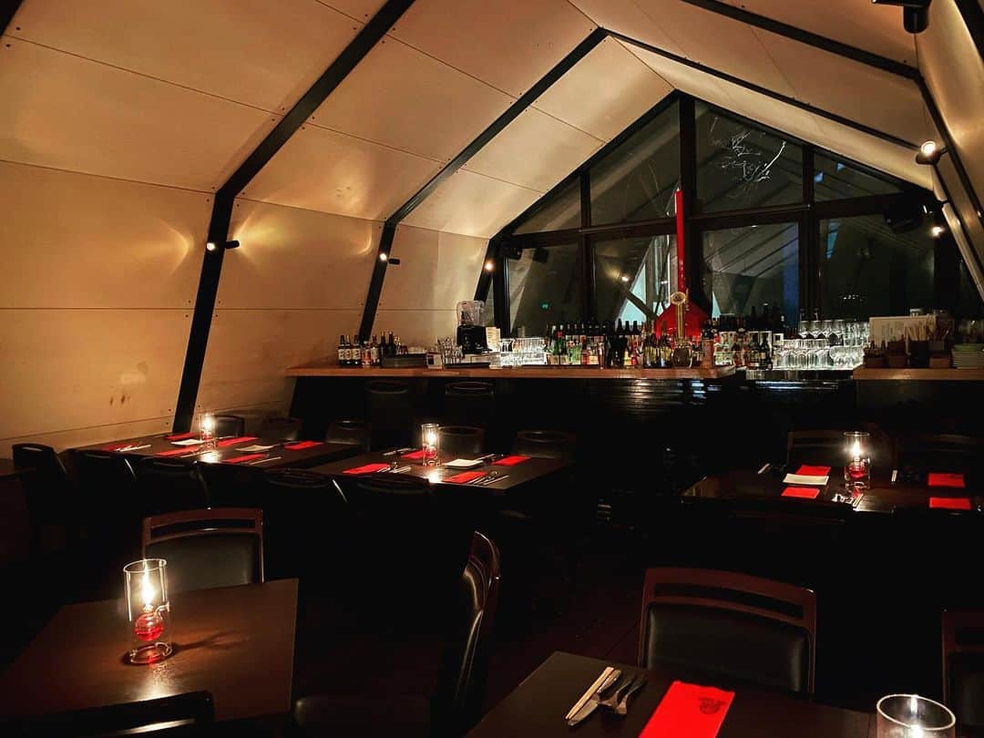 のインスタグラム：「✴︎﻿ The Bar🥃﻿ 21:00~23:00﻿ ﻿ Second hangout in Niseko.⛷﻿ We prepare cocktails and dessert for you.﻿ ﻿ #nisekorestaurant#hokkaodo#nisekodining#ski#niseko#hirahu#barn#thebarn#thebarnbyodin#bar#dessert ﻿ ﻿」