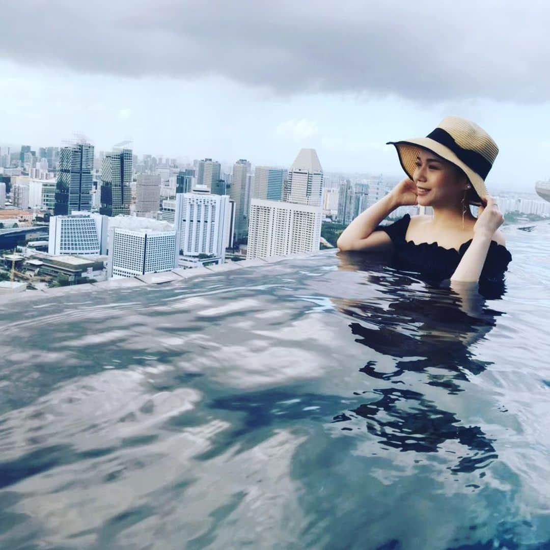 ALISAのインスタグラム：「シンガポールから無事帰国✈️🇸🇬 私の誕生月に合わせた 6泊7日のご褒美旅行でした♪ 家族と沢山の時間を過ごせて 沢山の思い出が作れ 楽しかったな〜♡👨‍👩‍👧‍👦 ホテルからケーキが サプライズで用意されてた ｡ﾟ(ノ∀`*)ﾟ｡🎂感動！ 屋上プールは予想外で 風が強いし水温は冷たかったけど 子供達は関係なしに はしゃいでた♡ 明日からまた頑張って働こう💄 #シンガポール旅行  #子連れシンガポール旅行 #子連れシンガポール旅行記 #6泊7日旅行 #子連れ旅行  #誕生月旅行 #マリーナベイサンズ #インフィニティプール #メイクアップアーティストの休日」