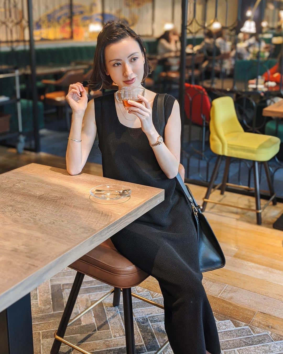 前田紀至子のインスタグラム：「風は強いけれど春のような陽気、今年は早めに春物が解禁出来て嬉しいな。  先日お知らせした通り新型コロナウイルス感染拡大に伴い、フリーマーケットは延期となってしまったり（改めて楽しみにしてくださっていた皆さま、申し訳ありません！）、ほんのりお出掛け控えめモードゆえ、お家でネットショッピングが捗る捗る。  こちらのワンピースは待望の公式ECがオープンしたばかりCOS @cosstores_jp で。日本限定カプセルコレクションはどれもサスティナブルな素材を使っているのが魅力的ですが、通常アイテムも色やパターンが可愛すぎて日々カートの中身が大変なことになっています。」