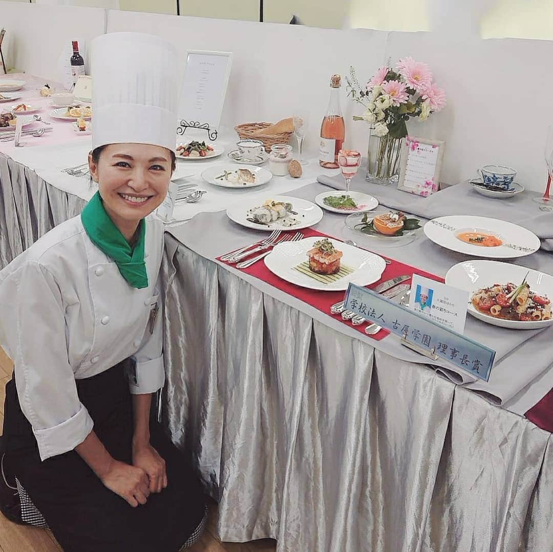 のインスタグラム：「卒業制作👩‍🍳 ３日間、準備をして 本日が調理大祭当日でした。 私は西洋料理のコース(６品)を作り、賞(🥈)をいただきました！ 身に余る光栄！笑 びっくりです👏 素晴らしい先生方と、愉快な仲間たちには本当に感謝です 同級生の皆さん、お疲れ様でした！ 今日で #二葉栄養専門学校  内での全ての授業が終わりました なんだか…さみしい… 😭 #専門学校 #調理師免許 #国家資格 #生涯学習 #料理の学校 #卒業 #調理大祭 #新入生 #一年生  #spring #student #cooking #school #study  #professional #food #specialist #chef」