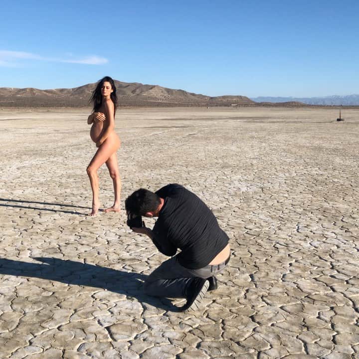 ニコール・トルンフィオのインスタグラム：「🤰🏻#bts in the desert 🌅 #38weeks」