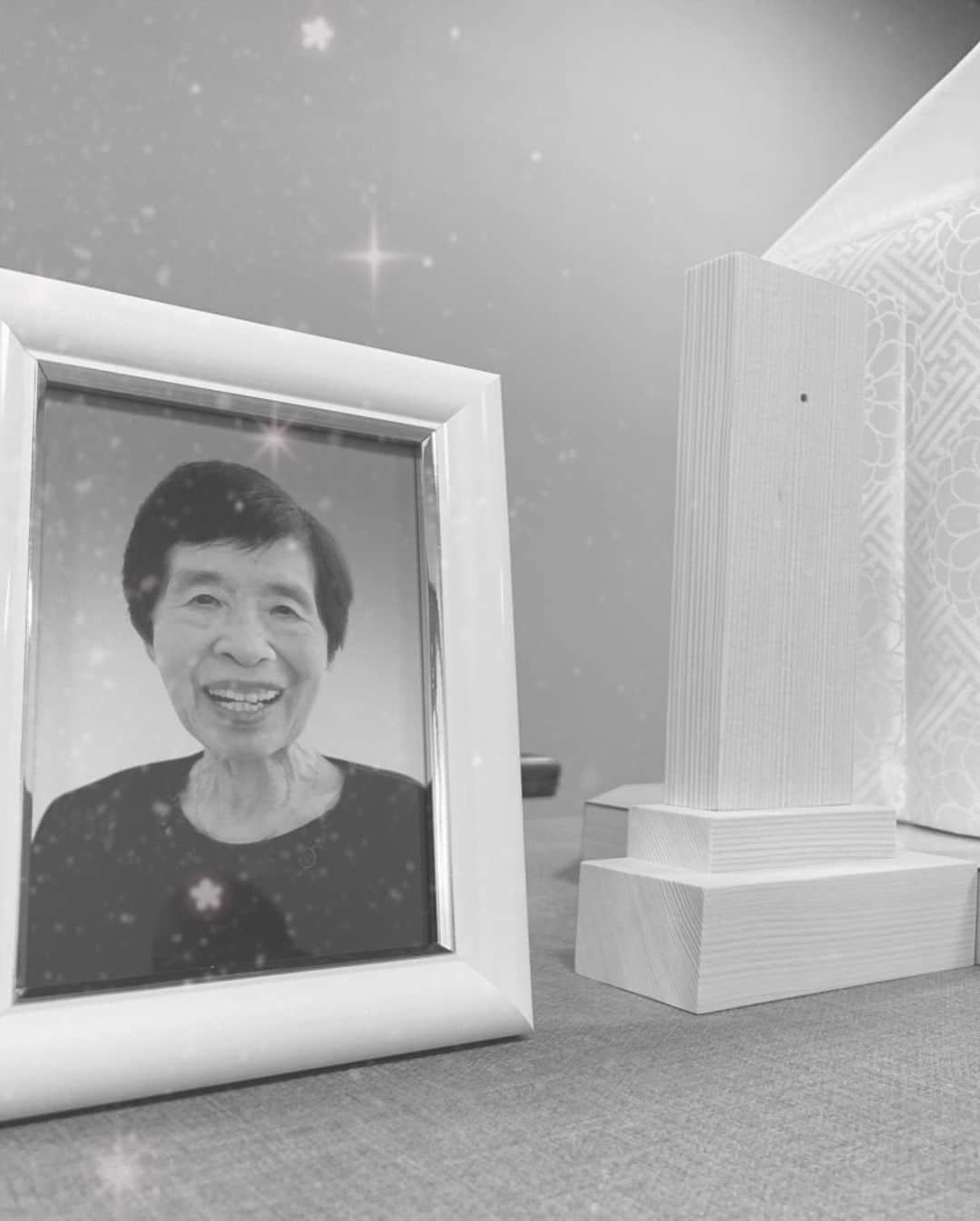 大沢樹生さんのインスタグラム写真 - (大沢樹生Instagram)「Instagramをご覧の皆様へ  こんばんは。  事後報告になることお許し下さい。  さる2月16日午前8時3分に母が永眠致しました。84歳でした。  昨日今日と私が喪主を務めさせて頂き、家族,母の兄弟,親族で￼家族葬としてお通夜と告別式を滞りなく済ませました。  母は昨年末から誤嚥性肺炎で入院し、2度の危篤状態を乗り切り本当に力強く生きてくれました。状態の悪いながらも安定はしていましたが、16日の早朝に病院から連絡があり容態急変につき直ぐに来て欲しいとのこと、、、連絡から1時間後に病室に到着した際には既に心拍と脈拍、血圧のモニターは反応ゼロでした。  昨年末から医師には厳しいことを言われ覚悟はしていましたが、実際にその現実を目の当たりにすると相当キツかったです。ですが、母が息を引き取る瞬間には間に合いませんでしたが、まだ温かい温もりのある母にありがとうと感謝を伝えられたことは良かったと思っています。  そしてこの2日間のお通夜と告別式も、厳粛な神道の式と生前の母と仲良く,人柄を良く知っている家族,母の兄弟,親族達に見守られながら賑やかに明るく母を送れたことはなにより母も喜んでくれてることでしょう。  6年前に父を亡くし、この度母を亡くしてこれで完全な世代交代です。 親を失うことは遅かれ早かれどなたもが経験することです。 私も気持ち新たに￼両親の元に産まれたことにしっかりと誇りに持ち、気を引き締め直し、これからも皆様を楽しませられるよう,喜ばせられるよう,感動させられるよう芸道に邁進して参ります。  改めて今後ともよろしくお願い致します。  そして最後に 母関連の私の投稿をご覧頂いた皆様、母にイイね！コメントを戴いた皆様,本当にありがとう御座いました。  感謝申し上げます。  令和2年2月22日 大沢樹生  長文になり失礼致しました。」2月22日 17時57分 - osawa_mikio