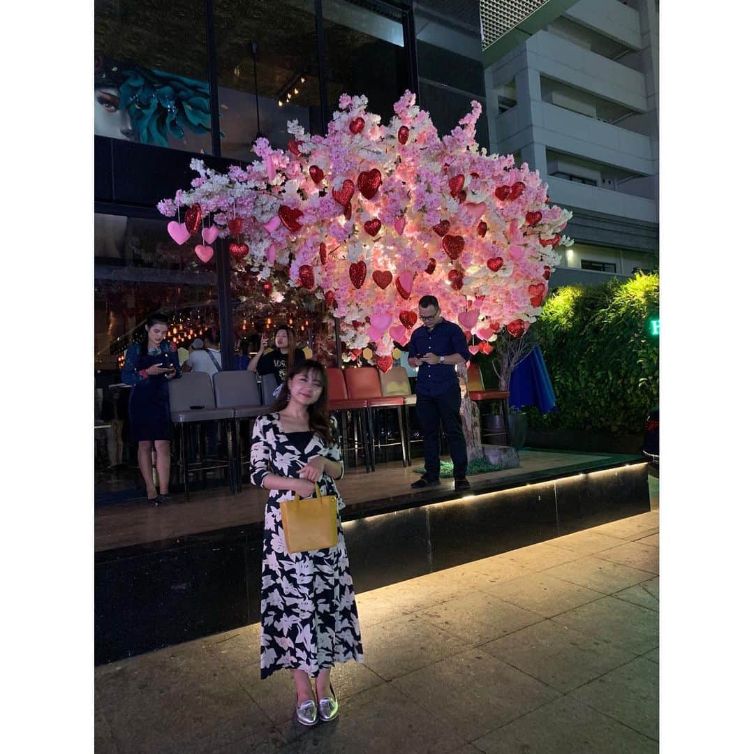 由井香織のインスタグラム：「ホーチミンの夜と ダナンにある夜のドラゴン橋🐲✨✨ 1枚目の写真は入り口にハートの木があるのが可愛い💕💕 店の目の前に目立つオブジェ置がちと感じました☺️国の特徴の発見が楽しい👌」