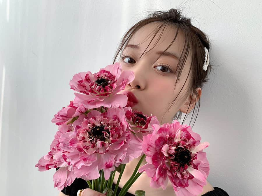 山下美月のインスタグラム：「・﻿ 今日はCanCam4月号の発売日なので﻿ 撮影中のオフショットをどーぞ😙💐✨✨﻿ すっかり春ファッションです💓﻿ まっちゅん先輩&かとしとの #坂道三姉妹 企画お見逃しなく✔︎﻿ ﻿ Twitter【mizuki1st_paris】にも華やか山下さんアップしてます💕﻿ ﻿ ﻿ #ラナンキュラスと山下さん #CanCam発売中！﻿ #山下美月1st写真集﻿ #忘れられない人﻿」