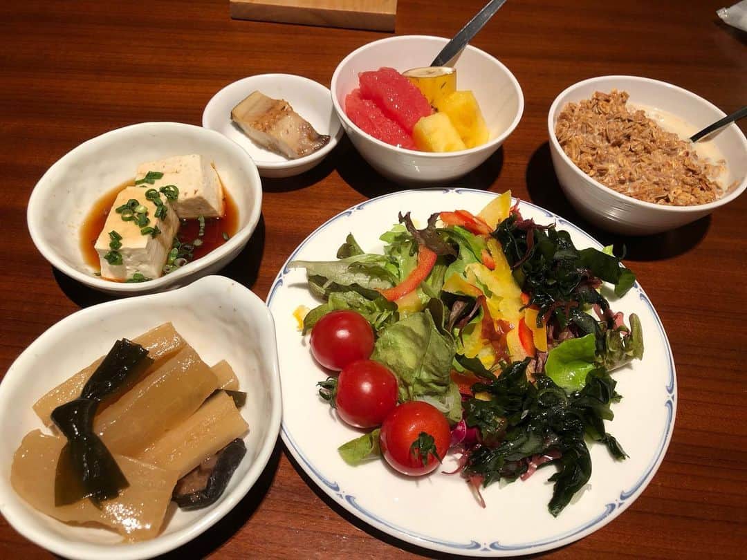 上田桃子さんのインスタグラム写真 - (上田桃子Instagram)「【食事】 アスリートであろうと、なかろうと 食生活はとても大事だと日々痛感しています。  料理教室に通い始めて4.5年経つと思うのですが、沢山の知識を教室の先生達に教えてもらってきました。  食べる事、美味しいもの、 が好きだった私は少し前まで理解はしつつも食べたいものを好きな時に食べたりお菓子食べたりと、きちんと向き合えてなかったと思います。  そんな私も色んな課題がある中で、 食は、パフォーマンスを向上させるだけでなく、 思考や脳にも大きく影響しているし もっといえば今流行っているコロナなどウイルスに対する免疫力にも繋がっていると思っています。  人それぞれなりたい体は違うかもしれないけど、健康でありたい！と思う気持ちは皆さん同じだと思います。  こんな時だからこそ、今一度自分自身の【食生活】と向き合ってみることも大事なのかな？と思います。  今日の朝はバイキングだったので こんな感じです。  お昼はおにぎりなど、炭水化物もしっかりとってます。。。 皆さんも、今一度食生活を見つめて今回のコロナだけでなく、本来自分のもってる免疫力をしっかり維持させるためにも、自分なりの食生活にトライしてみては…🤔？ もっと知識をつけ、自分自身で体感してきちんと皆さんによき情報をお届け出来るようになるまで…  頑張って学びます♡」2月22日 17時55分 - momoko3030