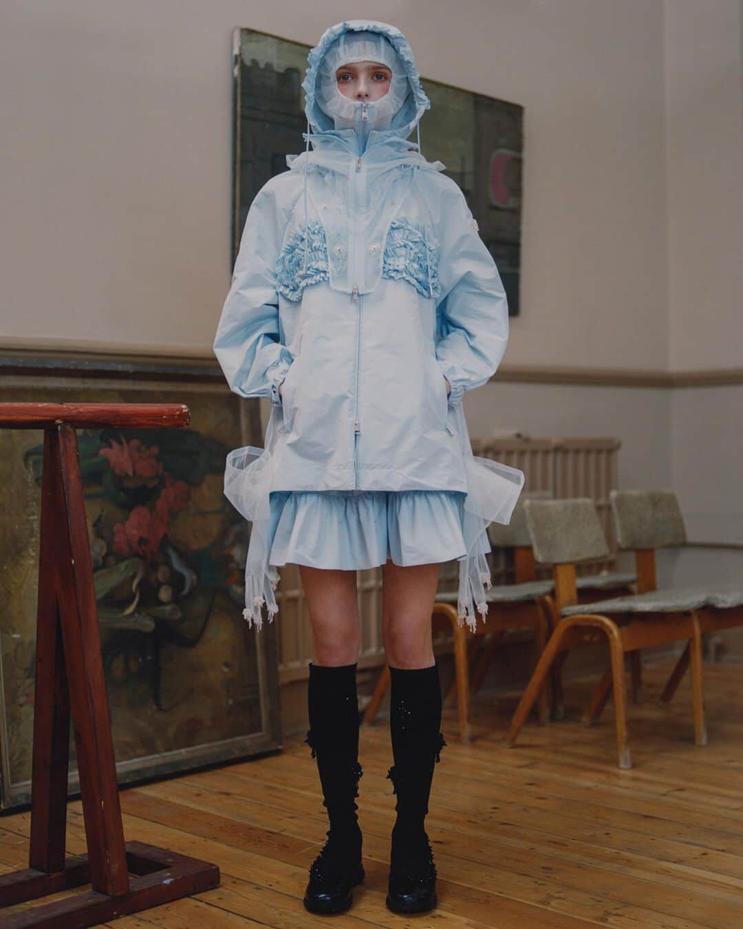 のインスタグラム：「4 MONCLER SIMONE ROCHA  The dance of modern romanticism _ #MONCLERGENIUS #MONCLERSIMONEROCHA @simonerocha_  Stylist: @robbiespencer」