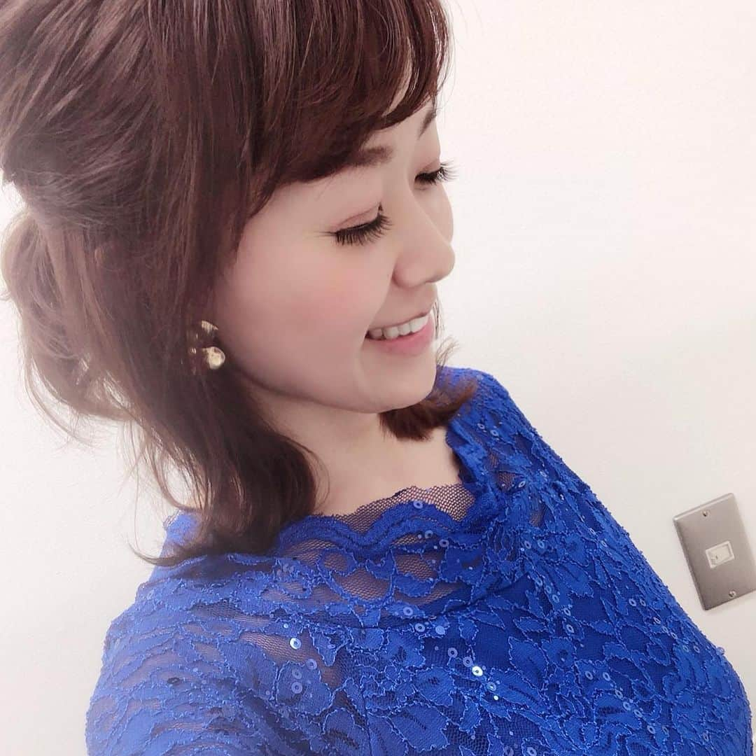 岡部玲子さんのインスタグラム写真 - (岡部玲子Instagram)「本日の衣装とヘアアレンジ☺️ 鮮やかなブルーのドレスは(@wildlily_daikanyama )さんの👗✨ 胸元も袖周りもすっきりでラインも素敵でした☺️ 今日も感謝です🙏✨ いやーあたり馬券が見つけられない🤣 ここ最近負け方が酷い😅 明日は当てたいです…本当に😭 皆様も素敵な連休を✨  #岡部玲子 #子育て　#主婦　#アラフォーママ　#タレント　#レポーター　#40代　#40歳　#キャスター　#アナウンサー　#女子アナ　#元アイドル　#競馬　#競馬キャスター　#衣装@ドレス　#レースワンピース　#mama #talent #reporter #instagood #f4f #dress #tvshow #wildlily #happy #japanese」2月22日 17時59分 - reiko_okabe