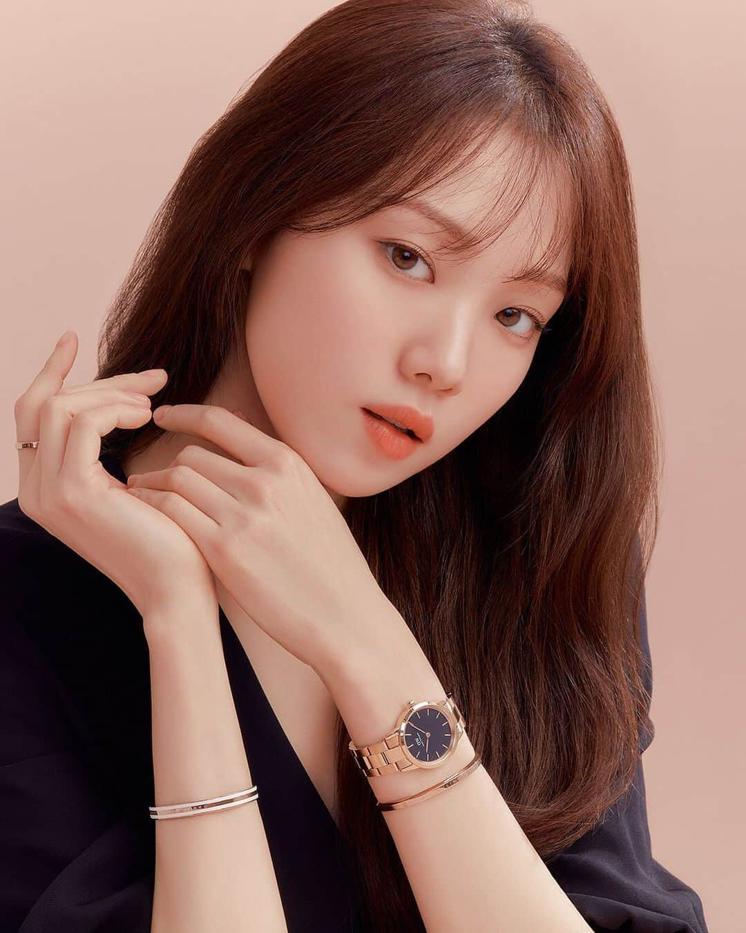 ダニエルウェリントンさんのインスタグラム写真 - (ダニエルウェリントンInstagram)「Stacked to perfection. Our Icon @heybiblee knows how to complete her look. #DanielWellington #LeeSungKyung #DWcompletethelook」2月22日 18時02分 - danielwellington