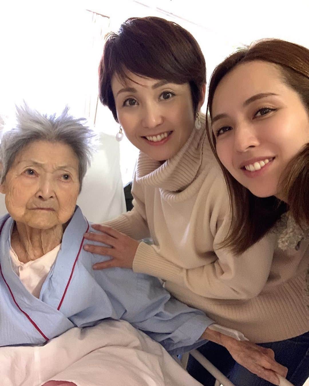 若林翔子のインスタグラム：「*﻿ *﻿ だいすきな私のおばあちゃん。﻿ 本日100歳を迎えました🤗﻿ ﻿ 4つの時代を生き抜いているたくましいおばあちゃんです。﻿ ﻿ 100歳…すごいよねー🥰﻿ まだまだ長生きしてね。﻿ また会いに行きます😊﻿ ﻿ ﻿ ﻿ #大正9年　#2月22日  #誕生日﻿ #100歳　#おめでとう　#おばあちゃん﻿ #もう昔みたいに　#私の名前を呼んでくれないけど﻿ #私たちのことを　#心で感じてくれてるはず﻿ #おばあちゃんのほっぺ #ふわっふわだった #肩をマッサージしてくれとずっとねだる #それにひたすら応える孫娘」