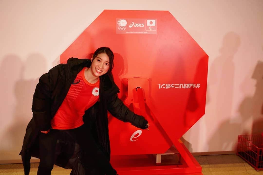 土屋太鳳さんのインスタグラム写真 - (土屋太鳳Instagram)「#東京2020  オリンピック・パラリンピック競技大会 #日本代表選手団応援プロジェクト  #日本代表選手団オフィシャルスポーツウェア PRイベント』 での写真を、引き続き😊 . これは昨日のイベントで大活躍した 「 #がんばれポン ！」です💡 . 想像していた以上に大きくて ビックリしたのですが 回すとかなりの爽快感が…😳✨✨ デモンストレーションで回したのですが、 めちゃめちゃ興奮してしまいました😅✨ 楽しかったなぁ😆 . この「がんばれポン」はこれから日本全国、 いろいろな場所で体験していただくことが出来るそうなので 楽しみにしていただけたら嬉しいです💡 心配なことが多い時は 楽観視していいことばかりではないし 慎重にすべきことが本当にたくさんあると思います。 そんな時だからこそ元気なことをイメージして 全力で応援していけたら嬉しい🔥 がんばれポンが、 たくさんの笑顔と出会いますように🌅✨✨」2月22日 18時14分 - taotsuchiya_official