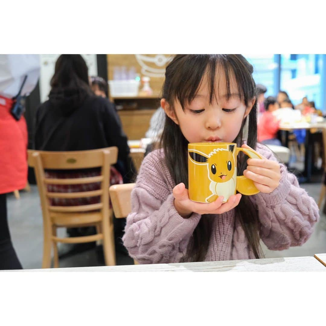 Ai.tさんのインスタグラム写真 - (Ai.tInstagram)「. ずっっっと子どもたちが行きたがってたポケモンカフェ☕️ . 着いたらとにかく大興奮ですごく喜んでくれて母も大満足😭👍 . マットがランダムで置かれてるんだけど、 渚が大好きなガラルのポニータで本当嬉しそうだった^ ^ 昊也は大好きなゲンガーの人形もゲットできてしかもコイキングまで買ってた😂 最後の写真でわかる様に昊也は悪役系が好きらしい😂😂😂 . . #ポケモンカフェ　#5歳　#3歳　#姉弟」2月22日 18時10分 - ngs.rky.kuy