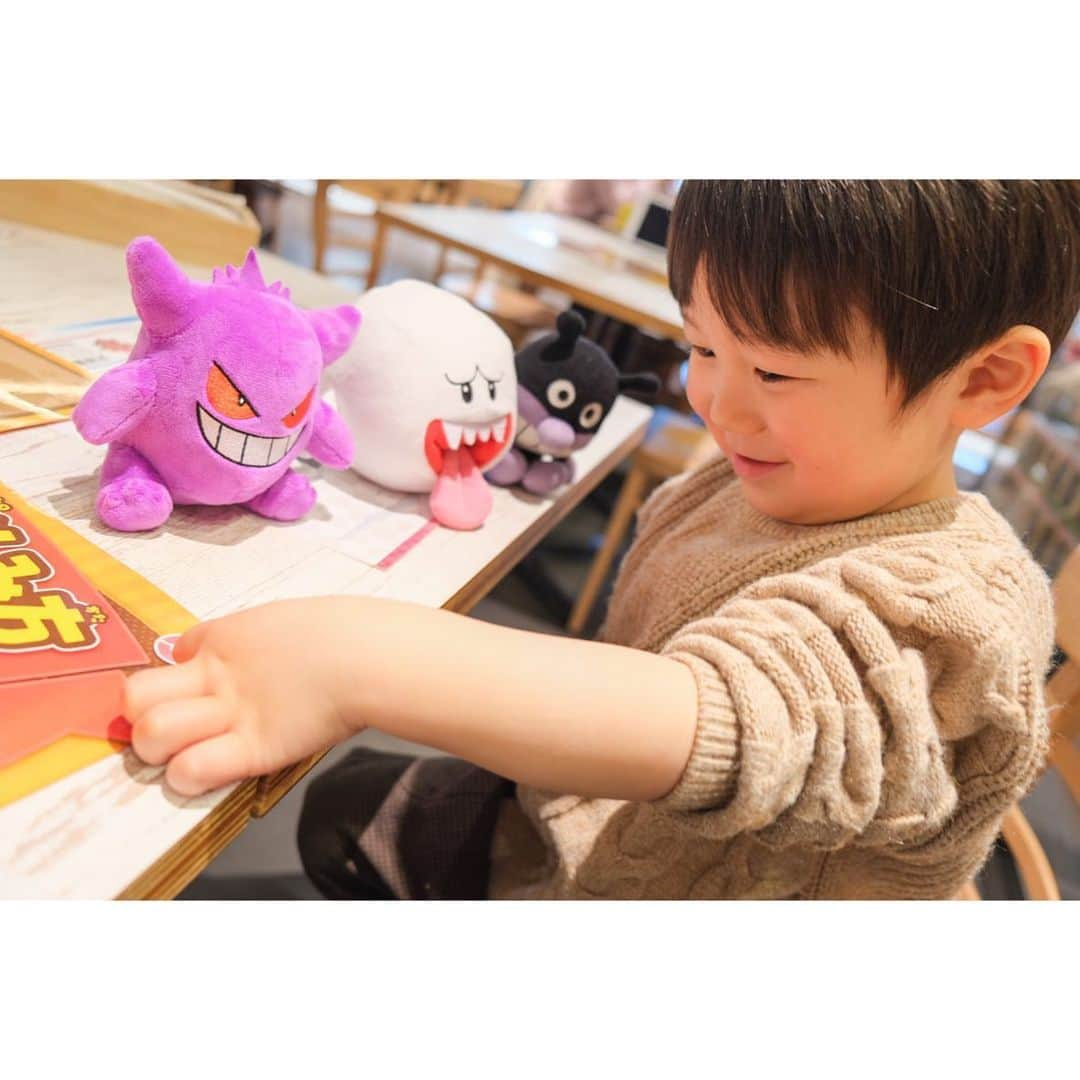 Ai.tさんのインスタグラム写真 - (Ai.tInstagram)「. ずっっっと子どもたちが行きたがってたポケモンカフェ☕️ . 着いたらとにかく大興奮ですごく喜んでくれて母も大満足😭👍 . マットがランダムで置かれてるんだけど、 渚が大好きなガラルのポニータで本当嬉しそうだった^ ^ 昊也は大好きなゲンガーの人形もゲットできてしかもコイキングまで買ってた😂 最後の写真でわかる様に昊也は悪役系が好きらしい😂😂😂 . . #ポケモンカフェ　#5歳　#3歳　#姉弟」2月22日 18時10分 - ngs.rky.kuy