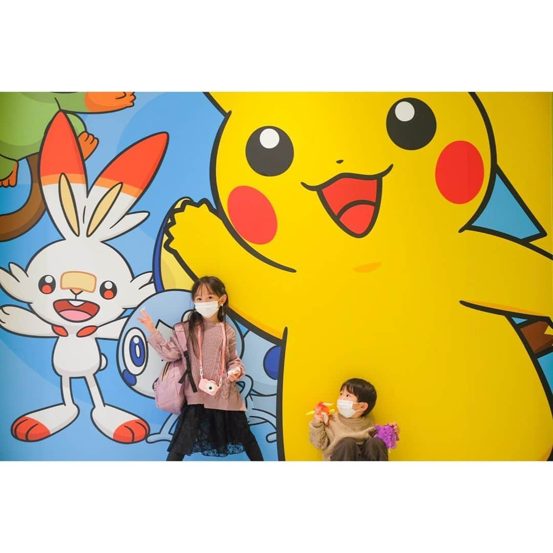 Ai.tさんのインスタグラム写真 - (Ai.tInstagram)「. ずっっっと子どもたちが行きたがってたポケモンカフェ☕️ . 着いたらとにかく大興奮ですごく喜んでくれて母も大満足😭👍 . マットがランダムで置かれてるんだけど、 渚が大好きなガラルのポニータで本当嬉しそうだった^ ^ 昊也は大好きなゲンガーの人形もゲットできてしかもコイキングまで買ってた😂 最後の写真でわかる様に昊也は悪役系が好きらしい😂😂😂 . . #ポケモンカフェ　#5歳　#3歳　#姉弟」2月22日 18時10分 - ngs.rky.kuy