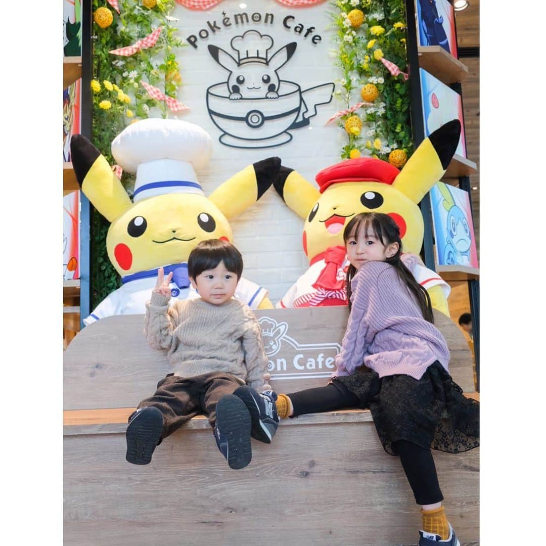 Ai.tさんのインスタグラム写真 - (Ai.tInstagram)「. ずっっっと子どもたちが行きたがってたポケモンカフェ☕️ . 着いたらとにかく大興奮ですごく喜んでくれて母も大満足😭👍 . マットがランダムで置かれてるんだけど、 渚が大好きなガラルのポニータで本当嬉しそうだった^ ^ 昊也は大好きなゲンガーの人形もゲットできてしかもコイキングまで買ってた😂 最後の写真でわかる様に昊也は悪役系が好きらしい😂😂😂 . . #ポケモンカフェ　#5歳　#3歳　#姉弟」2月22日 18時10分 - ngs.rky.kuy