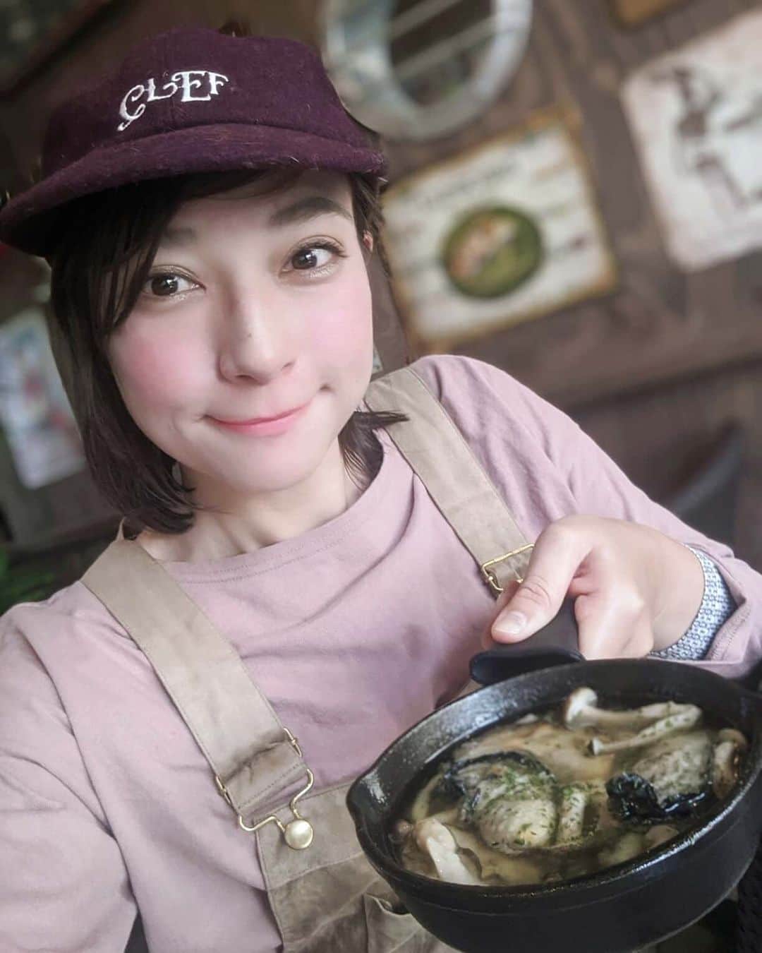 芳美リンさんのインスタグラム写真 - (芳美リンInstagram)「今日は風が強くて、SUPはできず。 ゆっくりご飯。🌊﻿ Hemingway 江ノ島 HANARE﻿ さんにて✨﻿ ﻿ 片瀬江ノ島からすぐの好立地✨﻿ ﻿ お目当ては牡蠣〜〜✨✨﻿ 牡蠣ラブ♥﻿ ﻿ ﻿ バケット風ベーグルが、外はカリカリ、中はふわふわ&もちもち✨﻿ ﻿ アヒージョに合う👏﻿ このスキレットメニュー、キャンプで真似したいです✨﻿ ﻿ 次は友達と来て、オススメのベーグルフレンチトーストも食べてみたいな。一人ではさすがに食べ切れなそうで断念☺（笑）﻿ ﻿ ﻿ ﻿ ヨットクラブのメンバーも募集しているみたいで、気になりました。⛵﻿ ヨット、SUP、サーフィン、カヤックが体験できるみたい。﻿ ﻿ 追伸﻿ デカビールが想像よりデカくて、デカって叫んでしまいました。デカ！﻿ ﻿ @hemingway.hanare　﻿ Casting By @woomy.restaurant﻿ #ヘミングウェイハナレ#Hemingway江ノ島HANARE﻿ #Hemingway﻿ #片瀬江ノ島﻿ #ランチ#オイスター#オイスター料理#オイスターバー﻿ #牡蠣#生牡蠣#牡蠣のアヒージョ﻿ #湘南#湘南SUPガール#enoshima#lunch#食テロ#グルメ﻿」2月22日 18時21分 - lynn.lynn5
