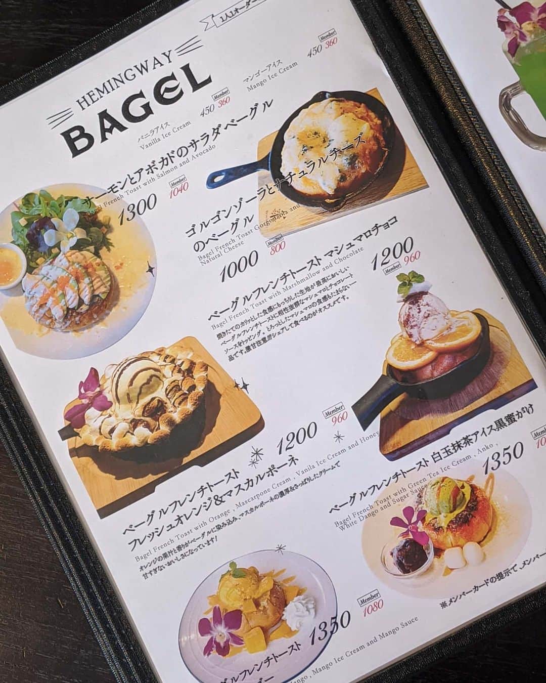 芳美リンさんのインスタグラム写真 - (芳美リンInstagram)「今日は風が強くて、SUPはできず。 ゆっくりご飯。🌊﻿ Hemingway 江ノ島 HANARE﻿ さんにて✨﻿ ﻿ 片瀬江ノ島からすぐの好立地✨﻿ ﻿ お目当ては牡蠣〜〜✨✨﻿ 牡蠣ラブ♥﻿ ﻿ ﻿ バケット風ベーグルが、外はカリカリ、中はふわふわ&もちもち✨﻿ ﻿ アヒージョに合う👏﻿ このスキレットメニュー、キャンプで真似したいです✨﻿ ﻿ 次は友達と来て、オススメのベーグルフレンチトーストも食べてみたいな。一人ではさすがに食べ切れなそうで断念☺（笑）﻿ ﻿ ﻿ ﻿ ヨットクラブのメンバーも募集しているみたいで、気になりました。⛵﻿ ヨット、SUP、サーフィン、カヤックが体験できるみたい。﻿ ﻿ 追伸﻿ デカビールが想像よりデカくて、デカって叫んでしまいました。デカ！﻿ ﻿ @hemingway.hanare　﻿ Casting By @woomy.restaurant﻿ #ヘミングウェイハナレ#Hemingway江ノ島HANARE﻿ #Hemingway﻿ #片瀬江ノ島﻿ #ランチ#オイスター#オイスター料理#オイスターバー﻿ #牡蠣#生牡蠣#牡蠣のアヒージョ﻿ #湘南#湘南SUPガール#enoshima#lunch#食テロ#グルメ﻿」2月22日 18時21分 - lynn.lynn5