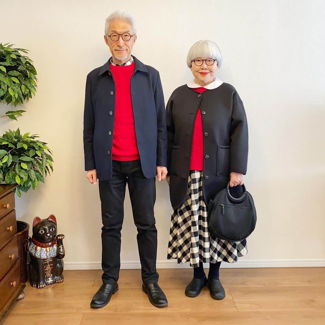 のインスタグラム：「赤&黒コーデ❤️🖤 bon ・ジャケット(無印良品) ・セーター(GU) ・シャツ(UNIQLO) ・パンツ(UNIQLO) pon ・コート(GU) ・セーター(楽天) ・ブラウス(楽天) ・スカート(ナチュラン) ・バッグ(ear PAPILLONNER) コートとスカートは数年前に購入したものです。 ＊ 3枚目は『ねこの日』なので愛猫の風(Fuu)ちゃん。13歳♀😻 秋田に住んでいた頃は猫を4匹飼っていたのですが、年老いたり病気になったりして、現在は風ちゃんだけになりました。マンションの規則でペットは1匹しか飼えないので寂しいです。 IKEAのネズミのぬいぐるみには全く興味を示してくれません🐀😼 ・ ・ #赤黒コーデ #ねこの日 #夫婦 #60代 #ファッション #コーディネート #リンクコーデ #夫婦コーデ #グレイヘア #白髪 #共白髪 #couple #over60 #fashion #coordinate #instafashion #instagramjapan #greyhair #bonpon511」