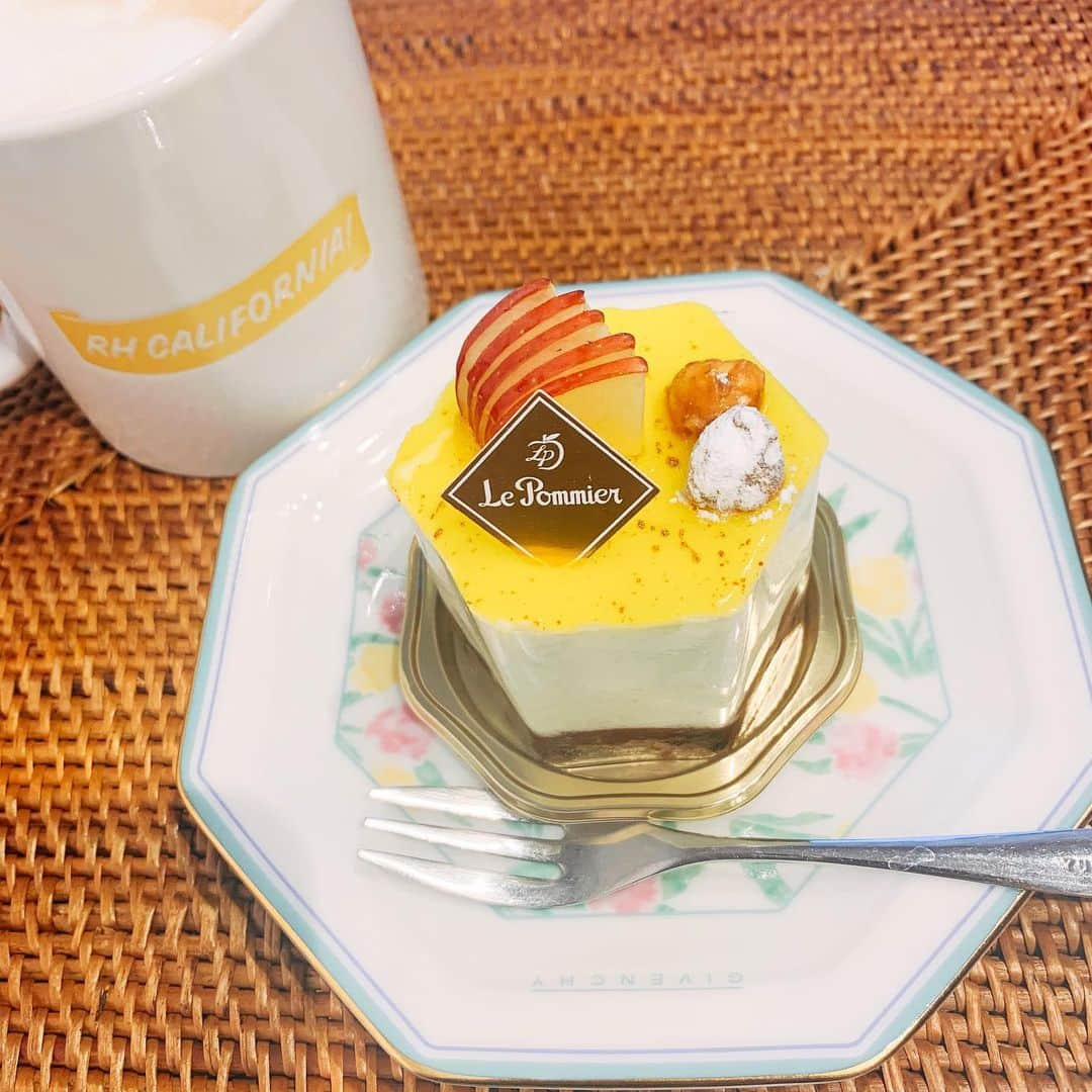 川嵜美佳さんのインスタグラム写真 - (川嵜美佳Instagram)「#timeoff #coffee #cake  #yummy #relax #time :) ♪  Don’t waste your time in anger, regrets, worries, and grudges. Life is too short to be unhappy. -Roy. T. Bennett  #thinkrich #lookforward #prayforworld #love #life」2月22日 18時32分 - mika_kawasaki