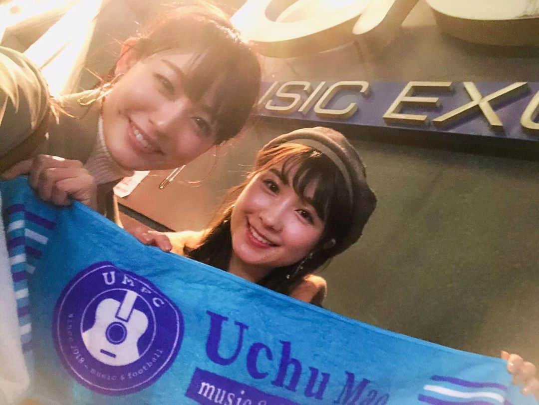 伊藤友里さんのインスタグラム写真 - (伊藤友里Instagram)「えりーなとシンガーソングライター宇宙まおさん @uchumao のライブに行ってきました！🎸 ・ まず、透明感があるのに芯があってまっすぐな声に惚れ惚れ🥺✨ ・ 繊細×大胆 新しい×懐かしい サバサバ×かわいい ・ たくさんのギャップに、2人できゅんきゅんしっぱなしの魅力たっぷりのライブでした🥰🎶 ・ えりーなにも久しぶりに会えて嬉しかったなあ👯‍♂️ ・ 素敵なライブに誘ってくれてありがとう♪  #新井恵理那　#フットサル仲間　#宇宙まお さん #天才　#ライブ　#伊藤友里　#centforce」2月22日 18時30分 - ito_yuri_official